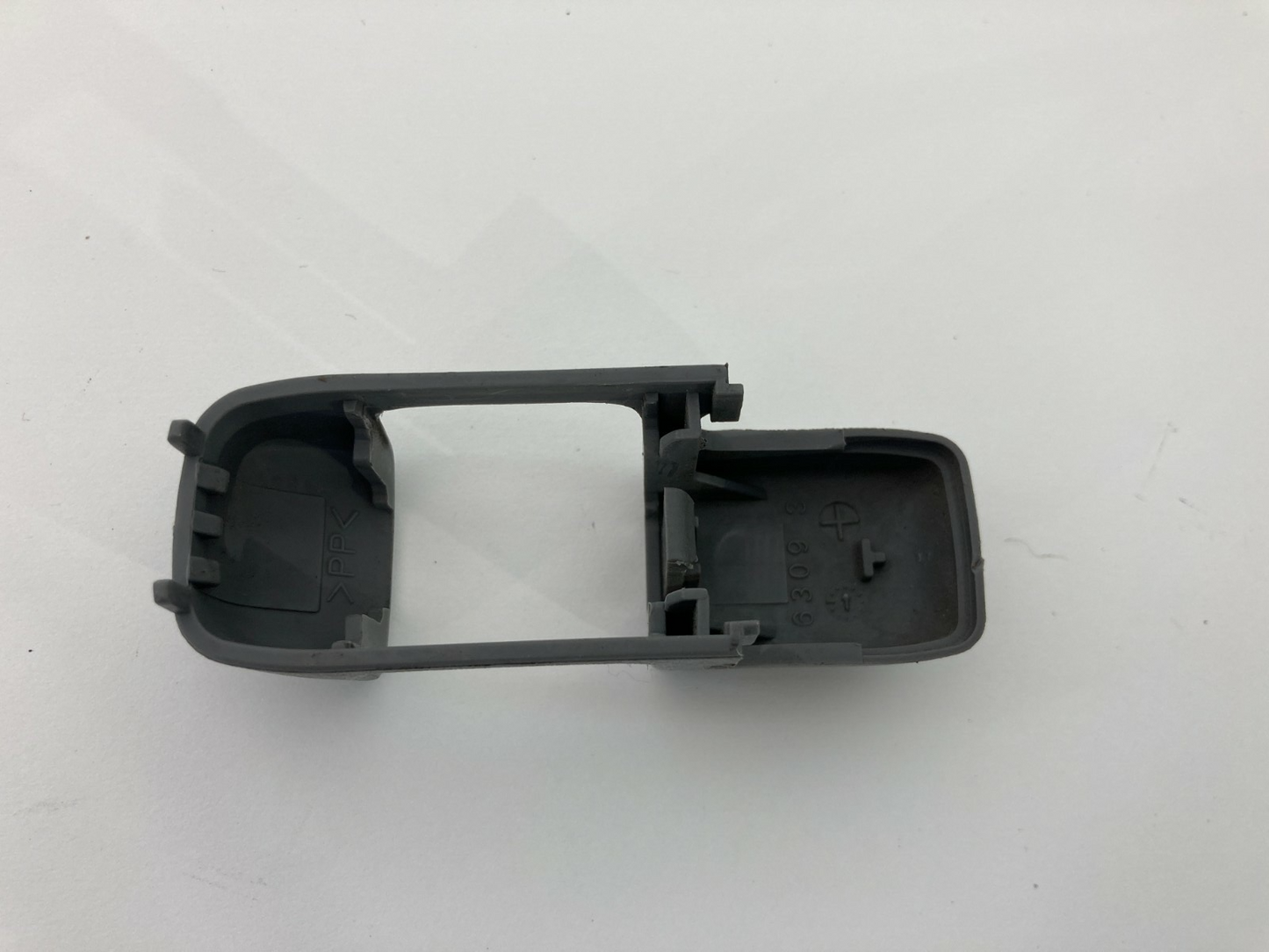 03 04 05 06 Kia Sorento Seat Belt Upper Slide Handle Bolt Trim Cover OEM