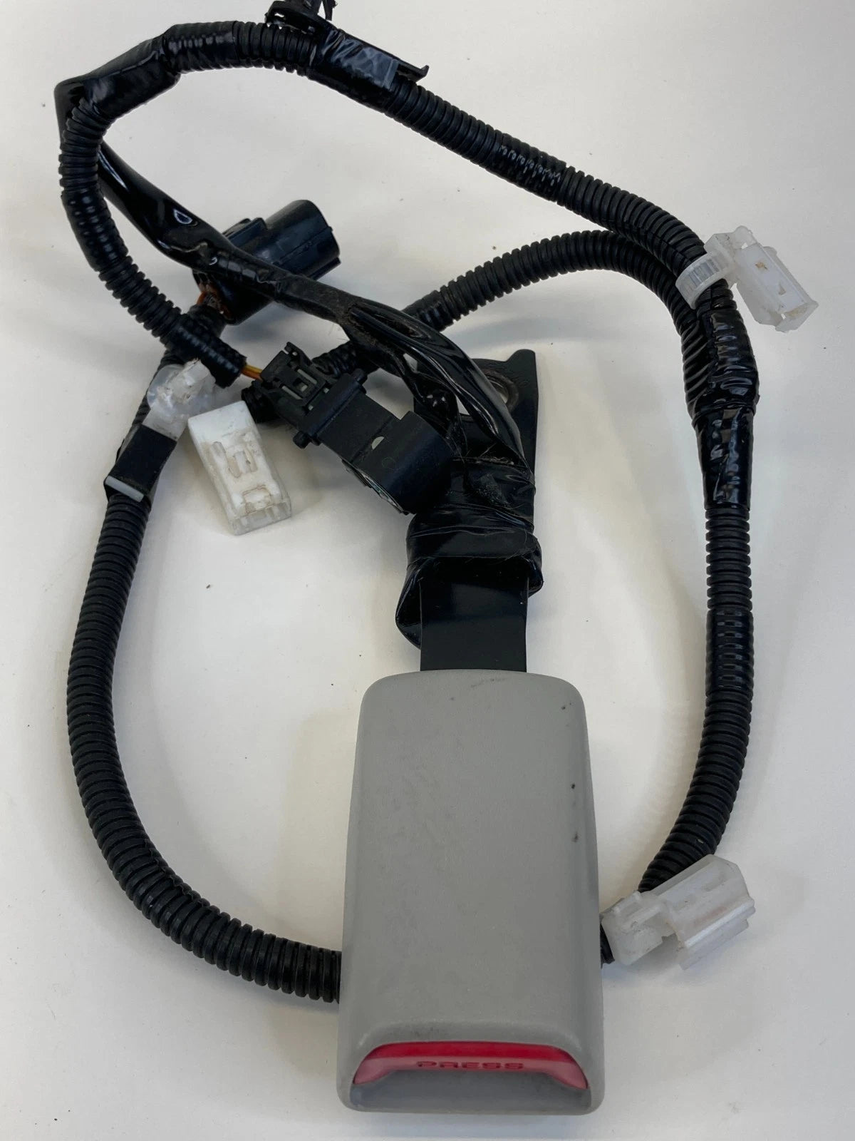 2004-2009 LEXUS RX330 RX350 FRONT LEFT SIDE SEAT BELT BUCKLE GRAY E067902 OEM