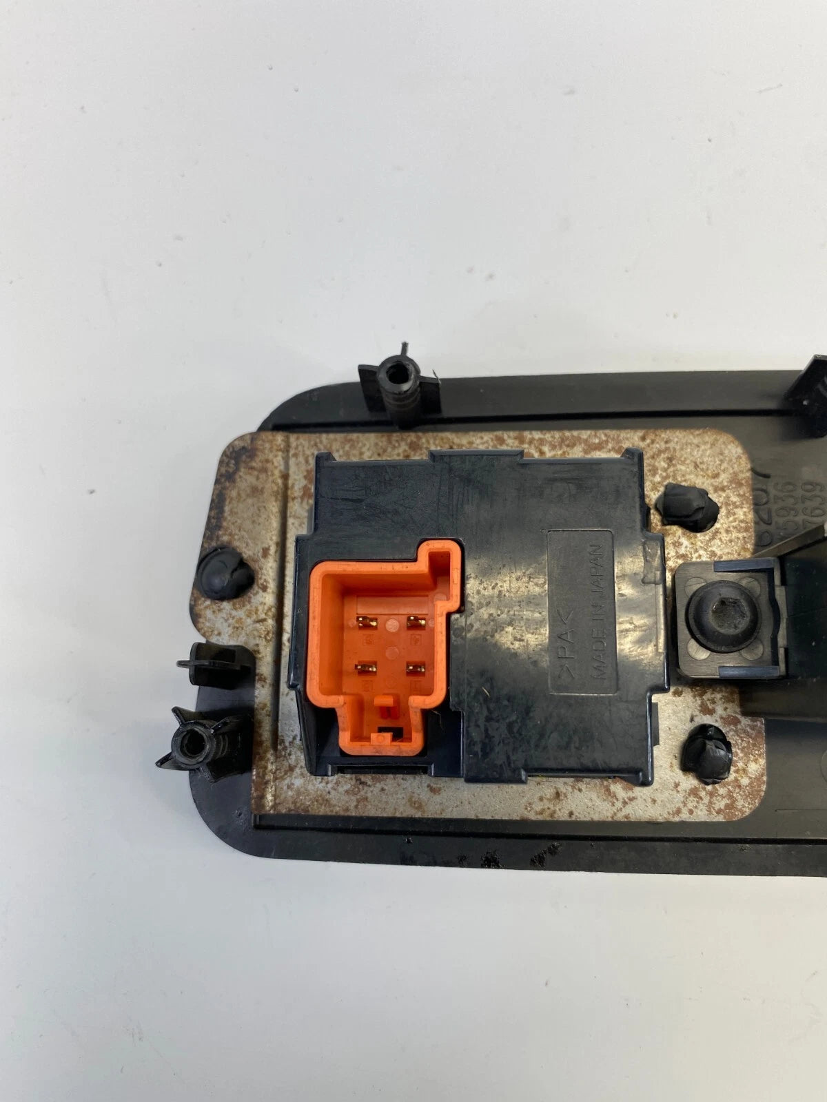 09 10 CHEVROLET TRAVERSE REAR CONSOLE AUDIO VIDEO IMPUT PLUG POWER POWER PORT