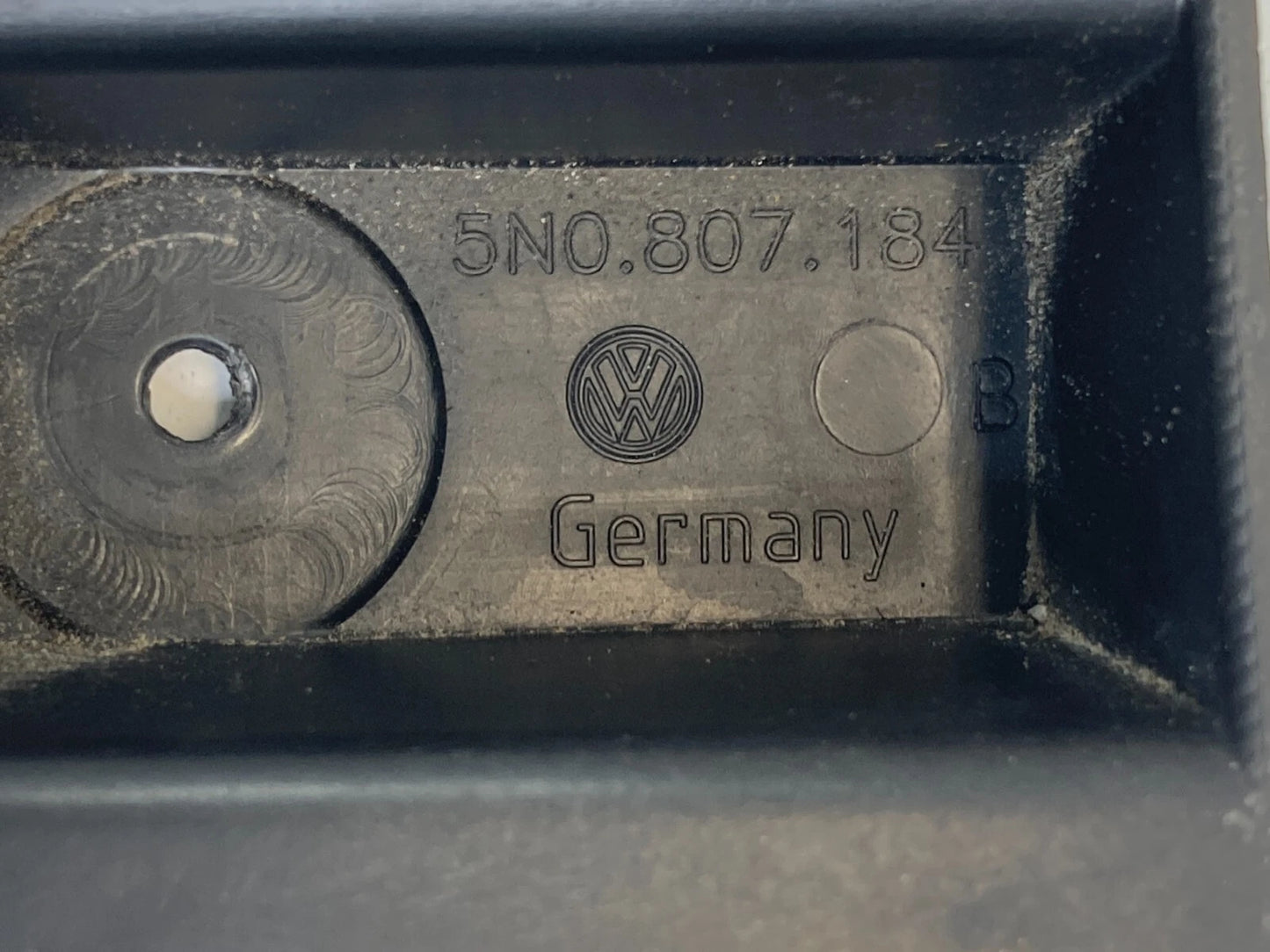 2009-2011 VW TIGUAN FRONT BUMPER RIGHT RETAINER MOUNTING BRACKET GUIDE 5N0807184