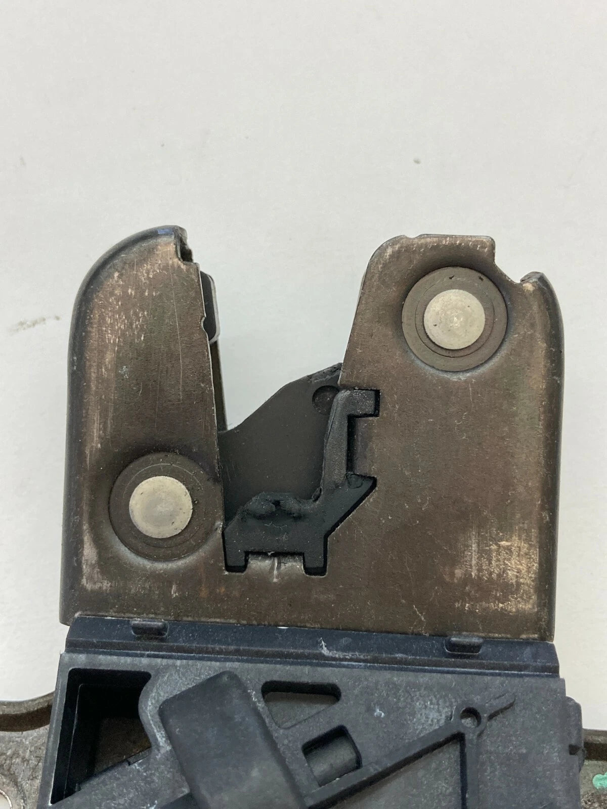 2006-2010 VOLKSWAGEN PASSAT SEDAN REAR TRUNK LID LOCK LATCH ACTUATOR 4F5827505