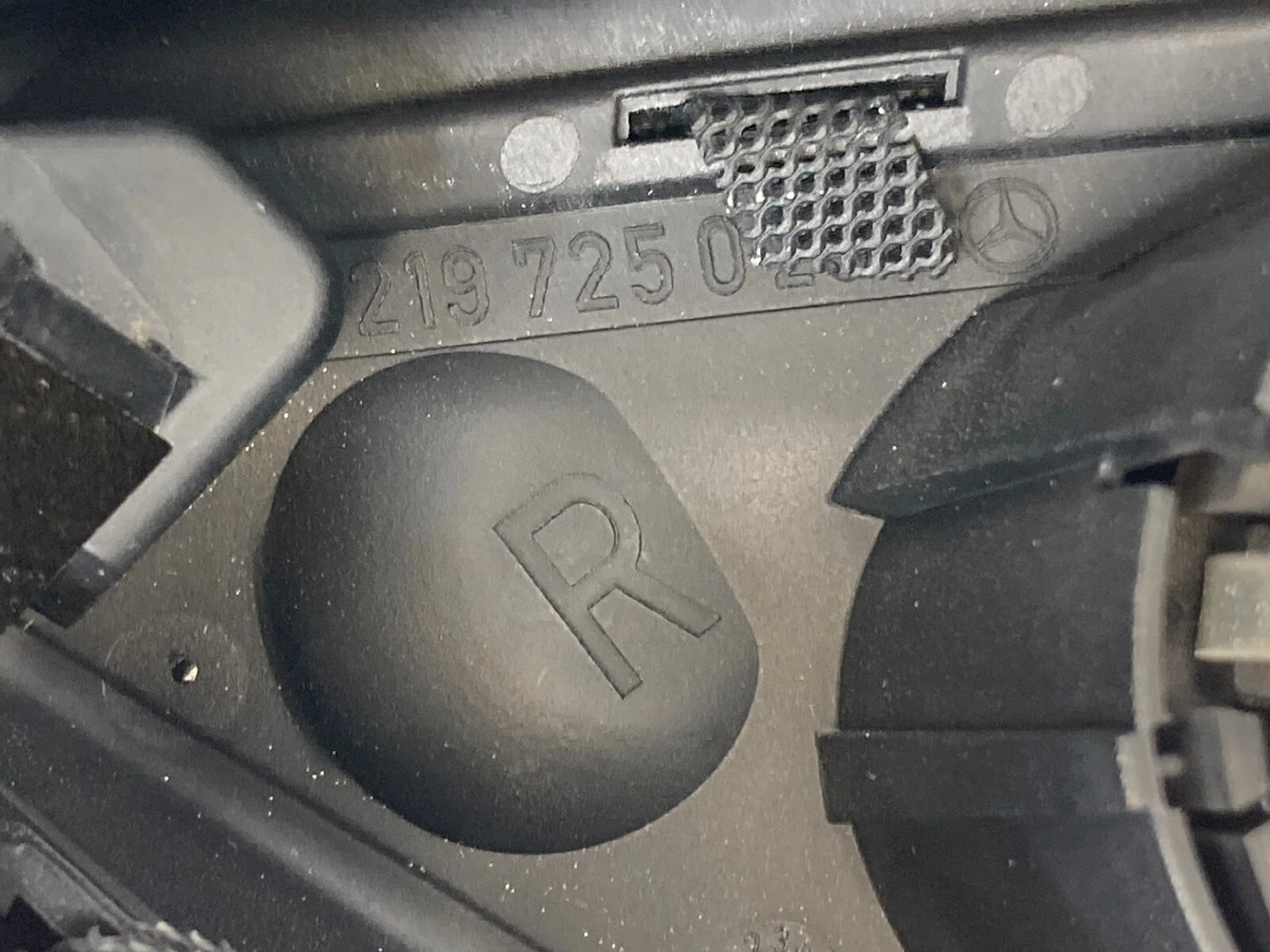 06-11 MERCEDES-BENZ CLS500 FRONT RIGHT DOOR CORNER COVER W/ TWEETER A2197250298