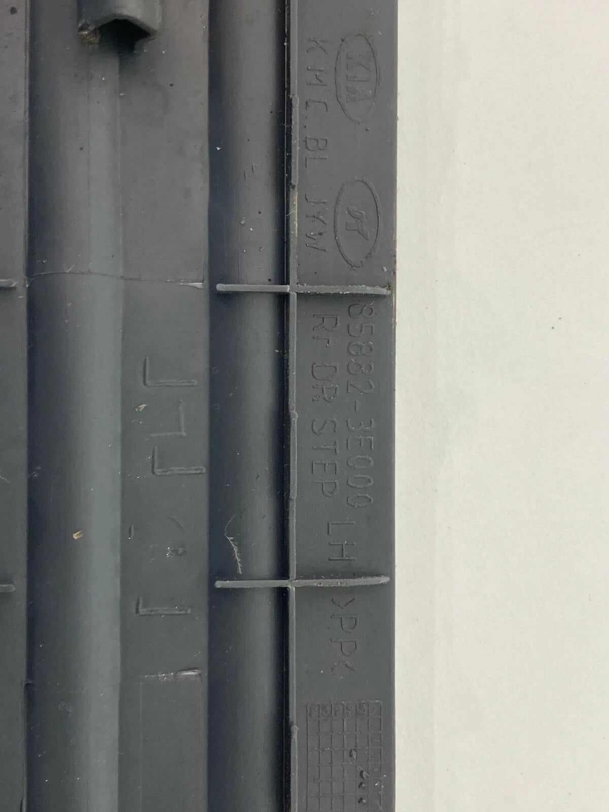 2003 KIA SORENTO REAR LEFT DRIVER SIDE DOOR STEP SILL TRIM PANEL 85882-3E000 OEM