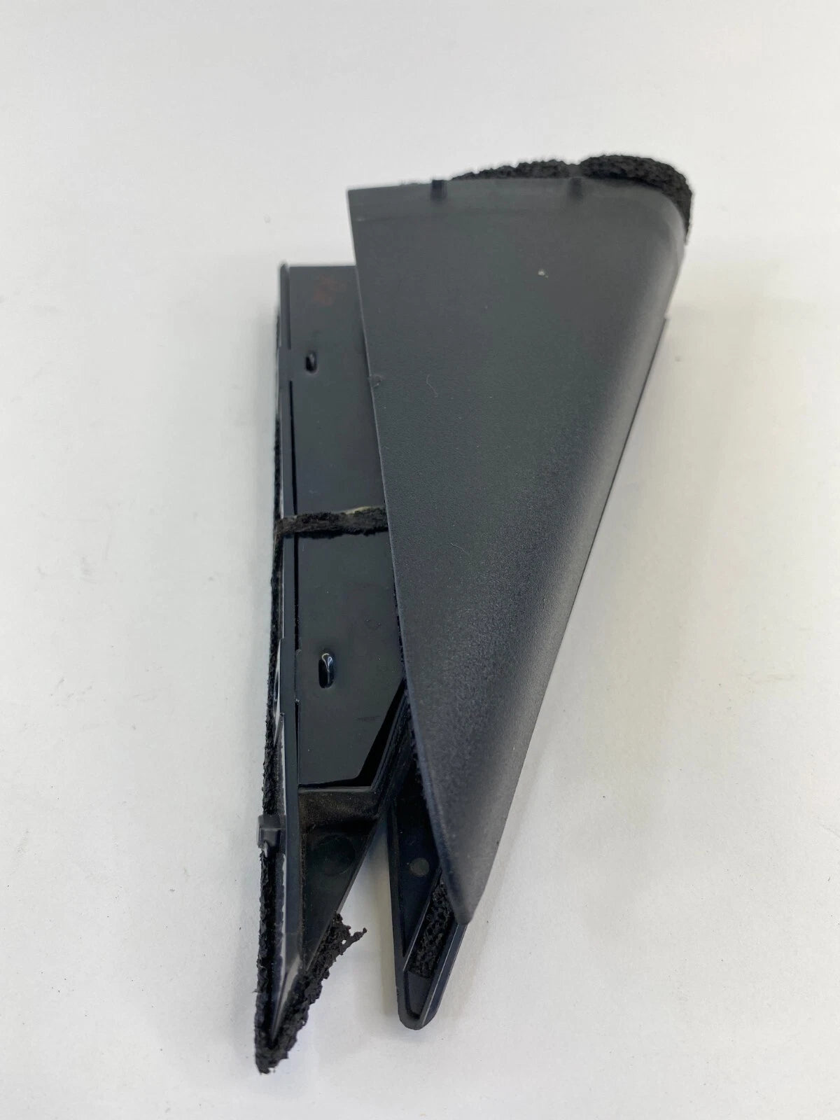 2008-2013 NISSAN ROGUE REAR RIGHT DOOR INNER CORNER WINDOW GLASS COVER CHANNEL