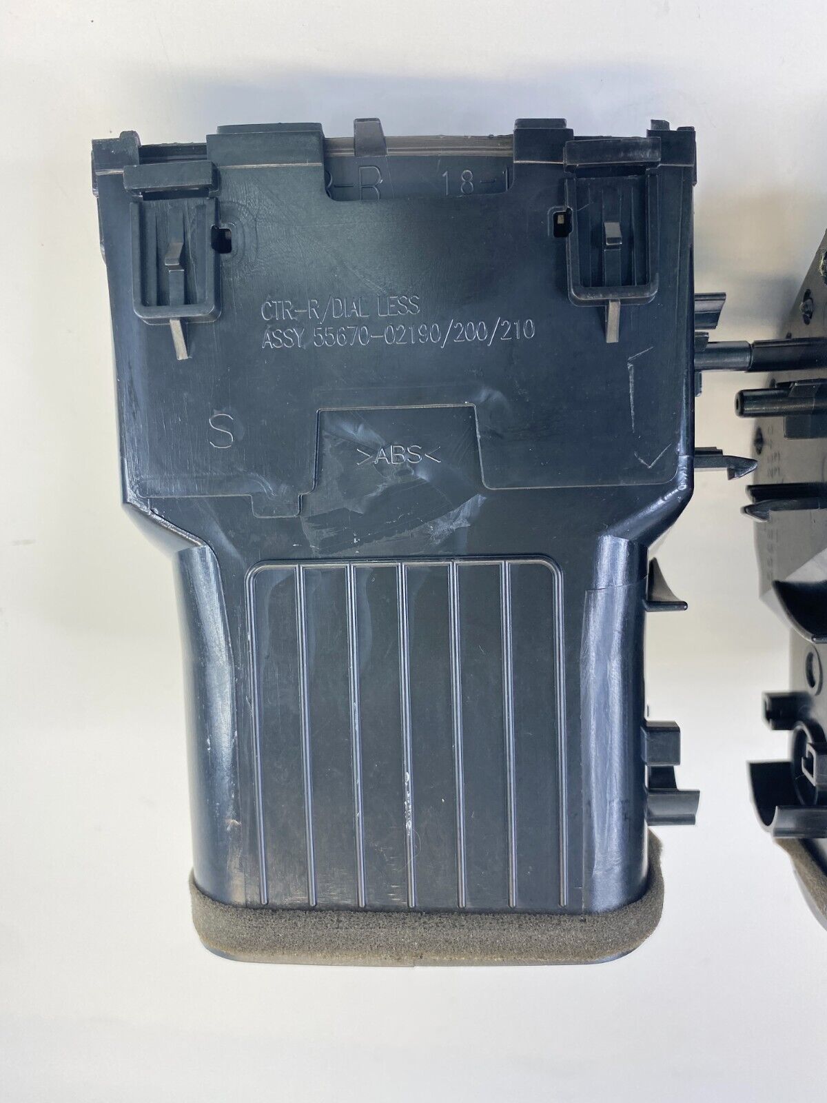 09-11 Toyota Corolla Center Dash A/C Air Vent Grill Grille Set Pair 55688-02040