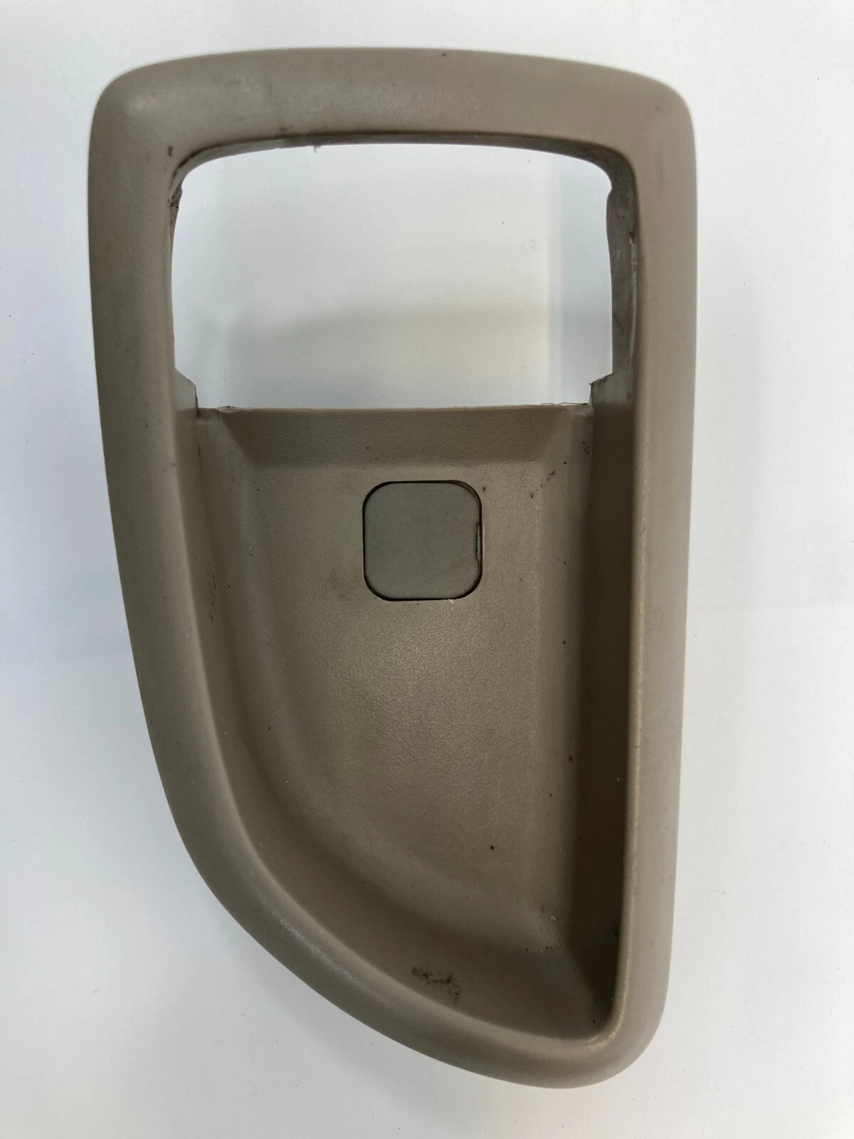03-09 KIA SORENTO FRONT LEFT DRIVER SIDE INNER DOOR HANDLE BEZEL TRIM 826213E000