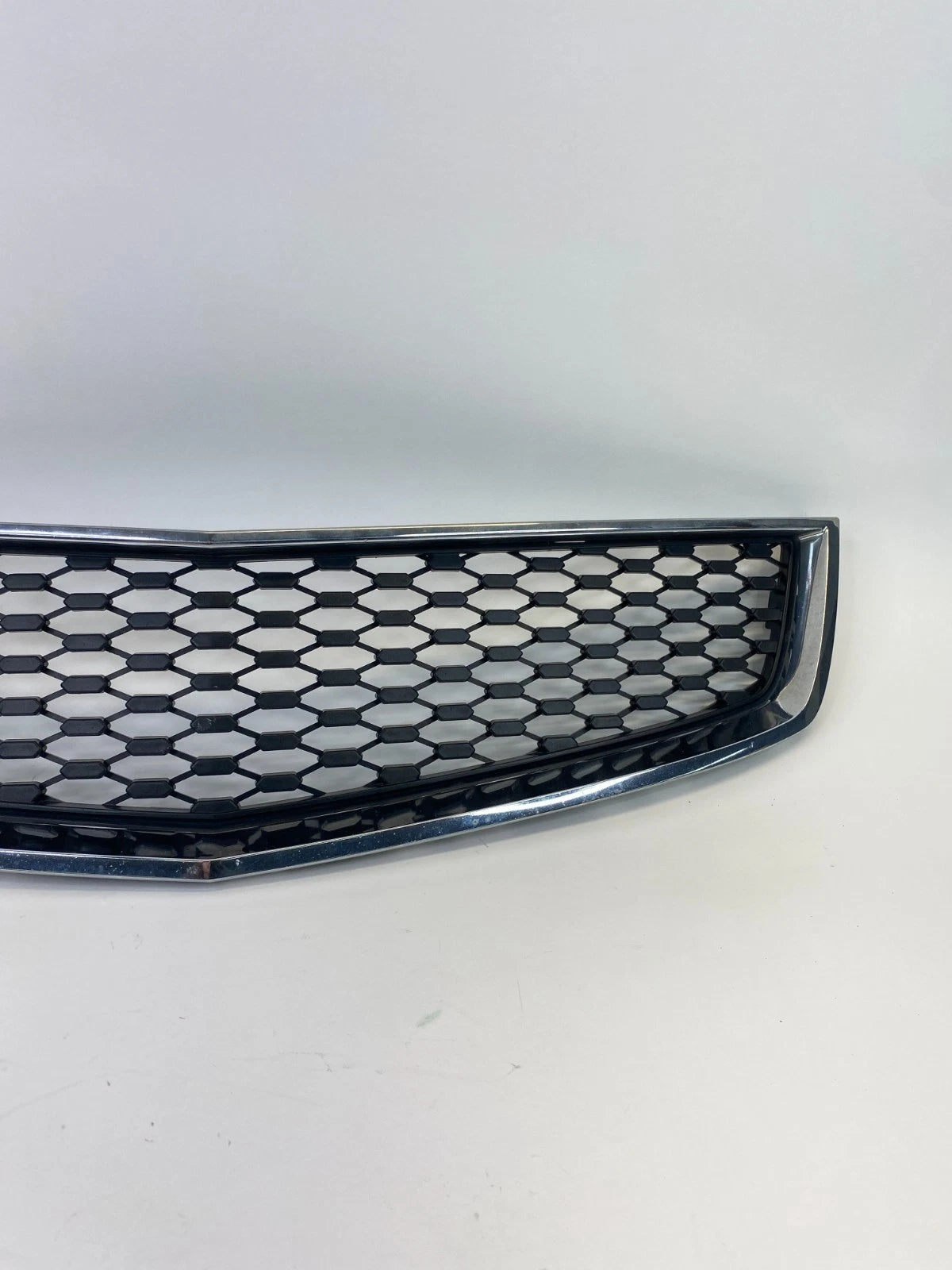 2010-2015 CHEVROLET EQUINOX FRONT LOWER CENTER RADIATOR GRILL GRILLE 25798748