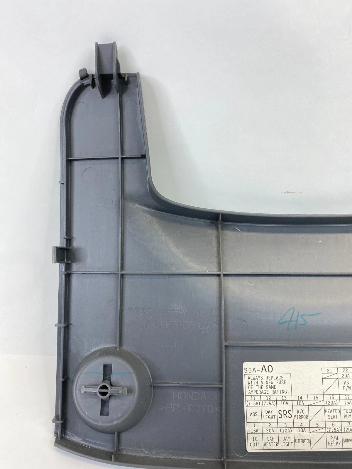 2001-2005 HONDA CIVIC LEFT LOWER INTERIOR FUSE ACCESS PANEL COVER 77301S5AA000