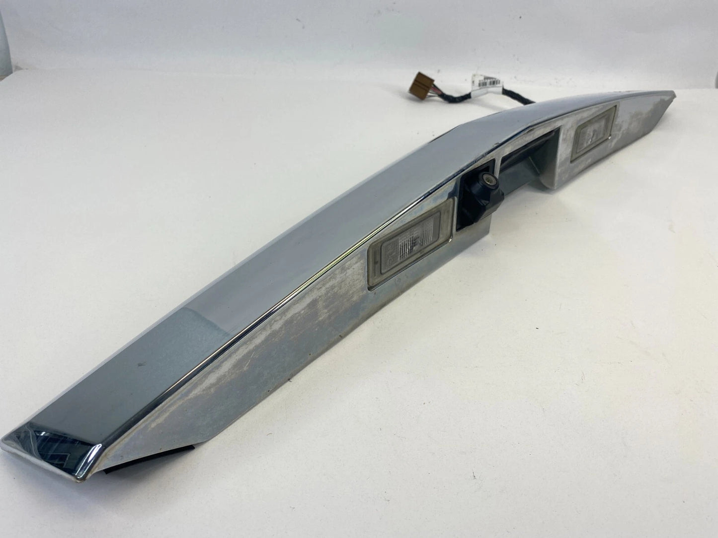 10-16 CADILLAC SRX LIFTGATE TAILGATE LICENSE MOLDING HANDLE W/ CAMERA 20902911