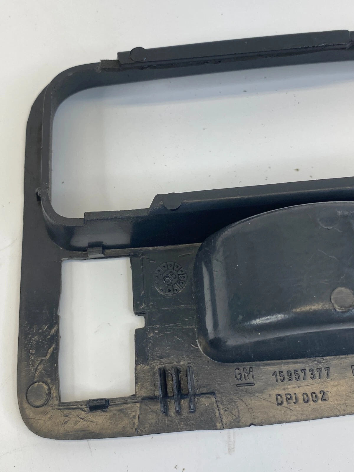 1998-2004 CHEVROLET S10 INNER DOOR REAR LEFT HANDLE SURROUND BEZEL 15957377 OEM