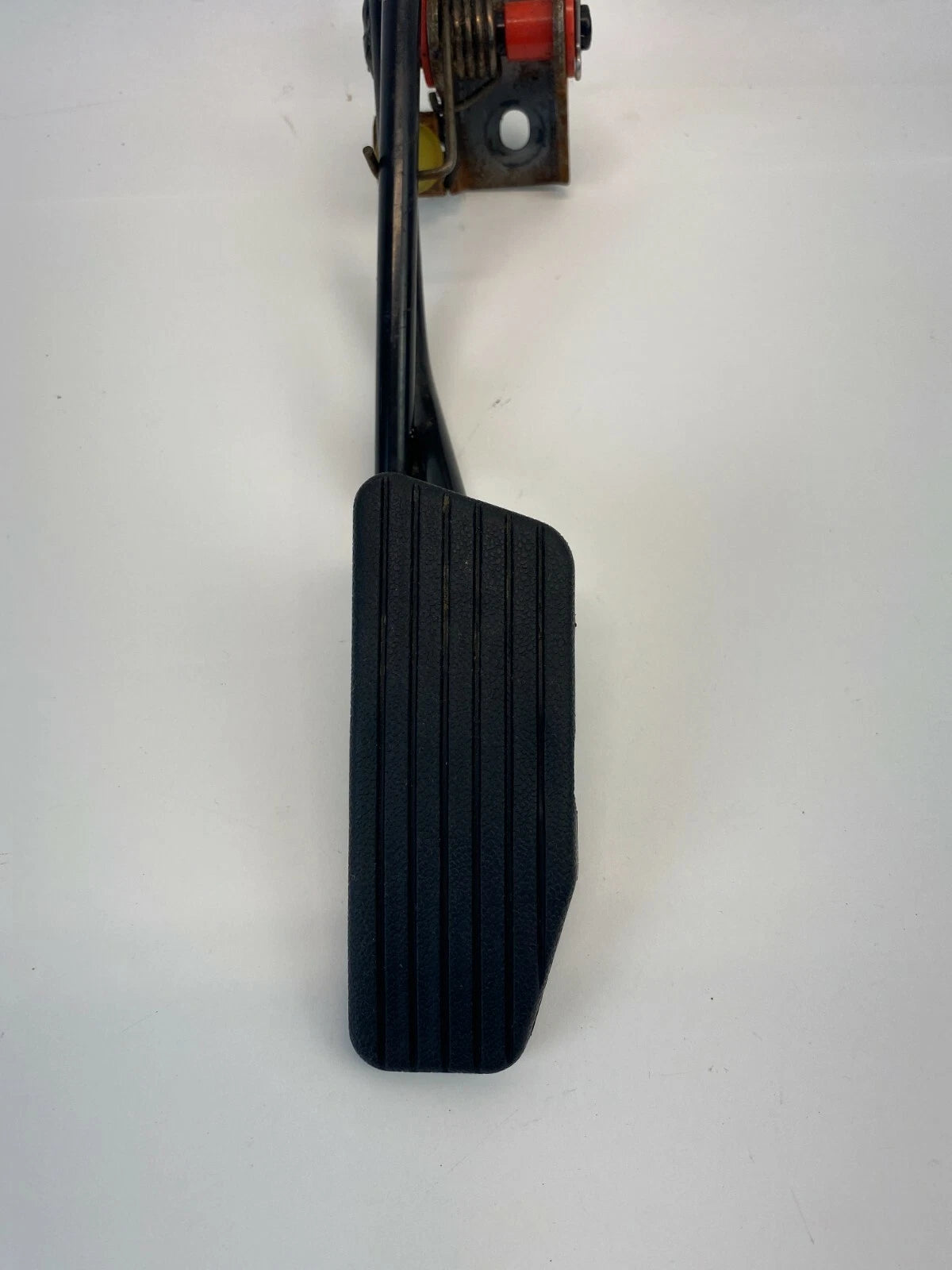 2004-2006 KIA AMANTI ACCELERATOR GAS PEDAL ASSEMBLY W/ MOUNTING BRACKET UNIT OEM