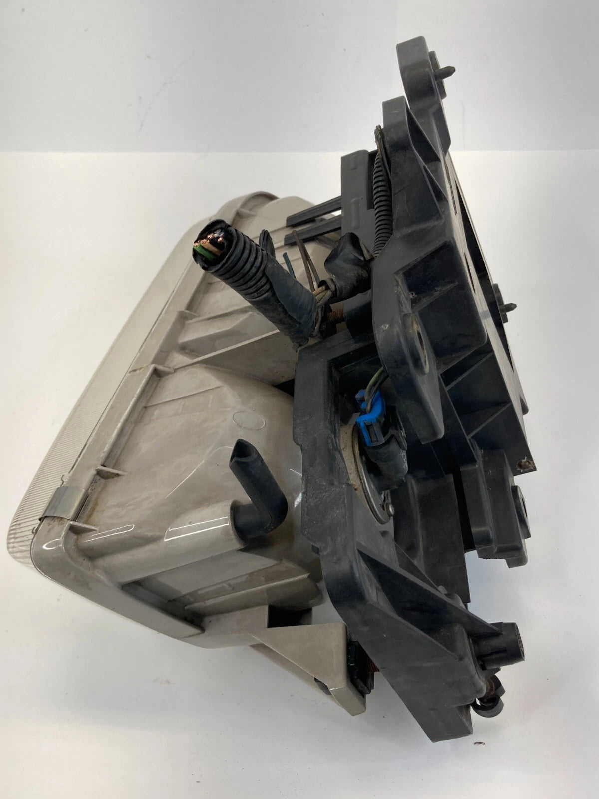 1999 2000 CADILLAC ESCALADE FRONT LEFT SIDE HEADLIGHT HEADLAMP 15738657 OEM