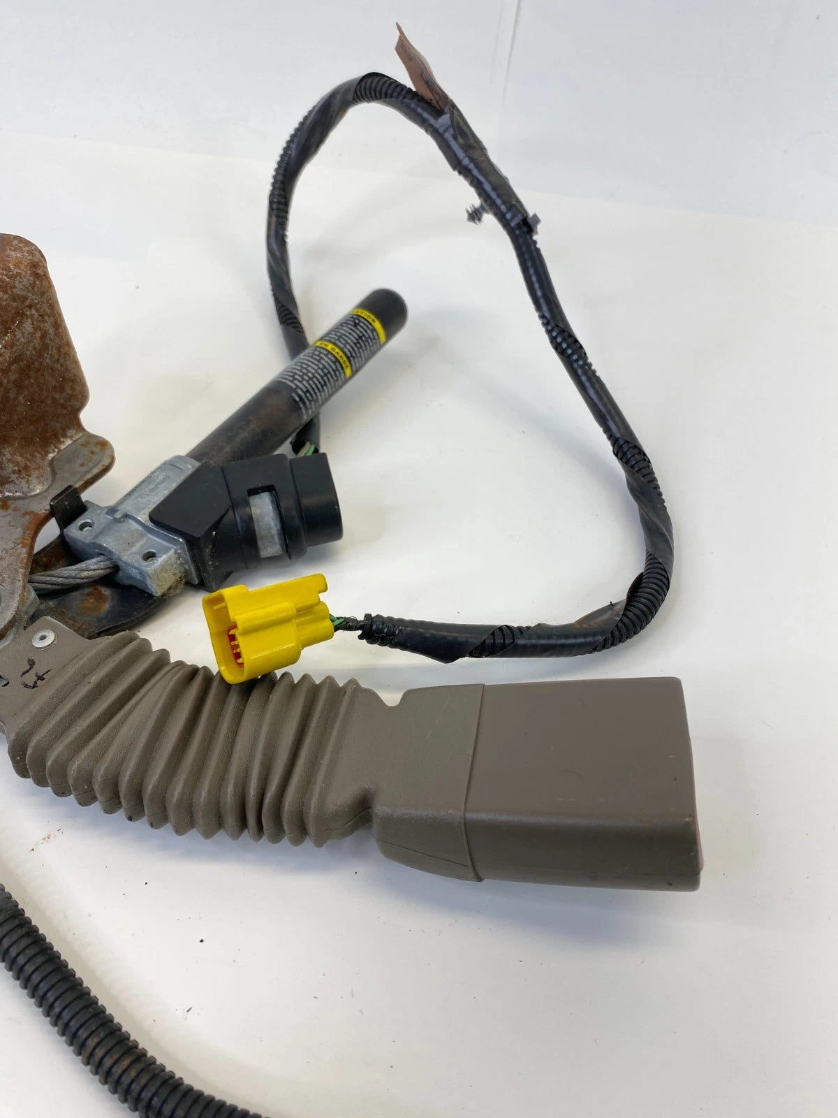 03-05 MOUNTAINEER 04 05 EXPLORER FRONT LEFT DRIVER SIDE SEAT BELT BUCKLE END OEM