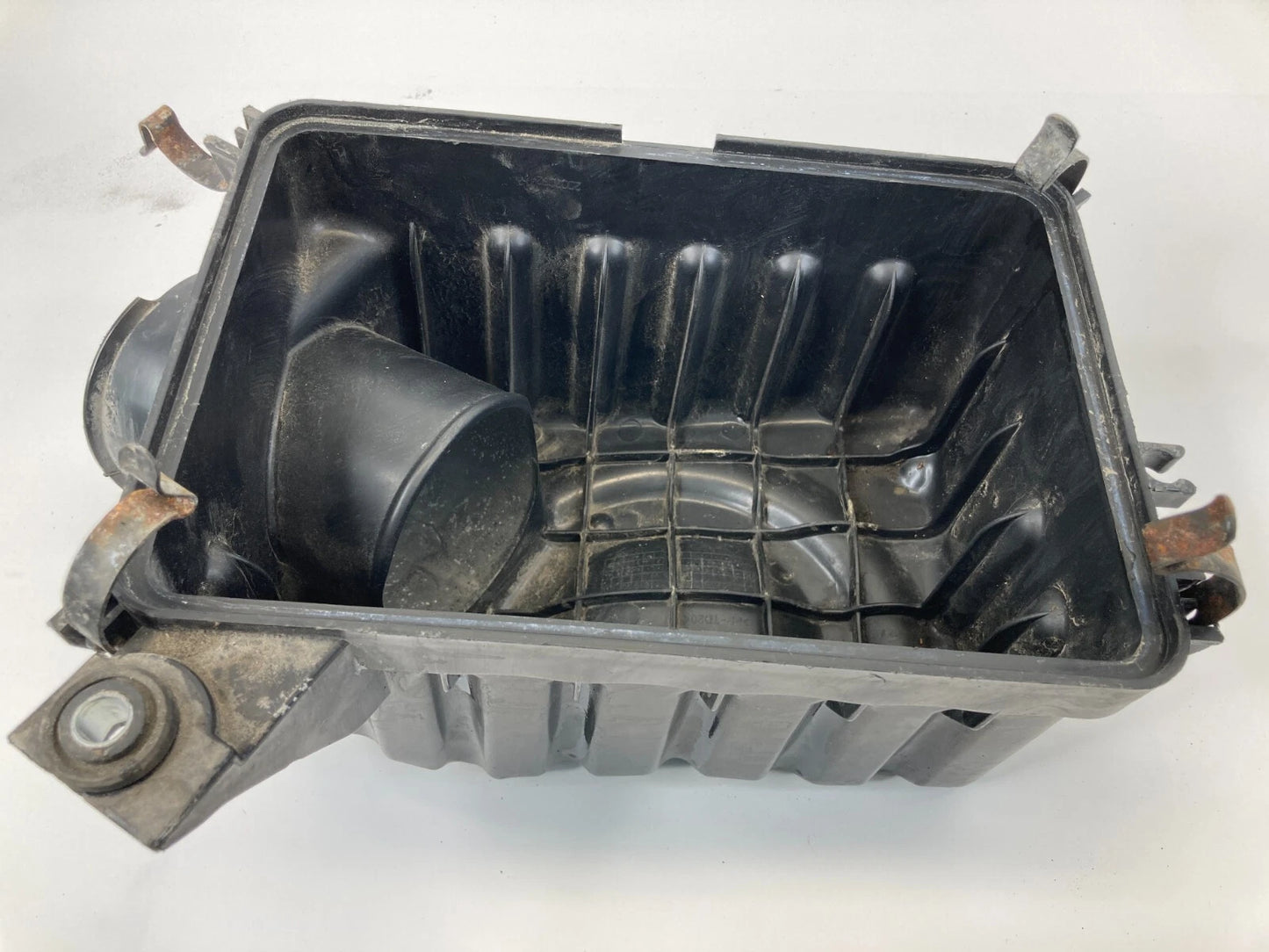 2005-2010 KIA SPORTAGE 2.7L V6 AIR CLEANER INTAKE BOX LOWER CASE OEM 281122E000