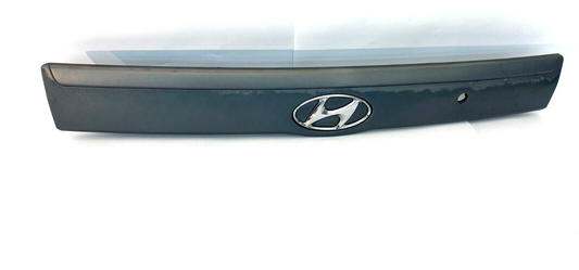 07 08 Hyundai Entourage Rear Trunk Lid Garnish License Plate Bezel Molding Panel