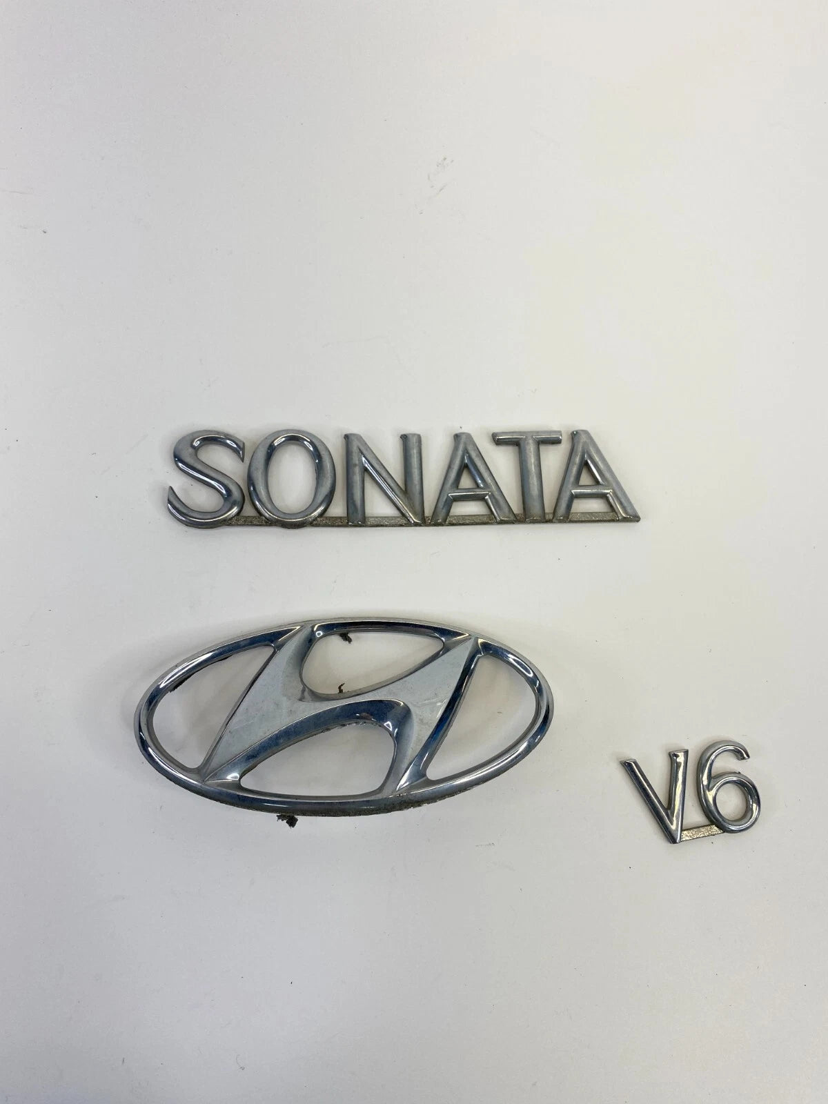 2002-2005 HYUNDAI SONATA V6 REAR TRUNK DECK LID LOGO EMBLEM BADGE SET OEM