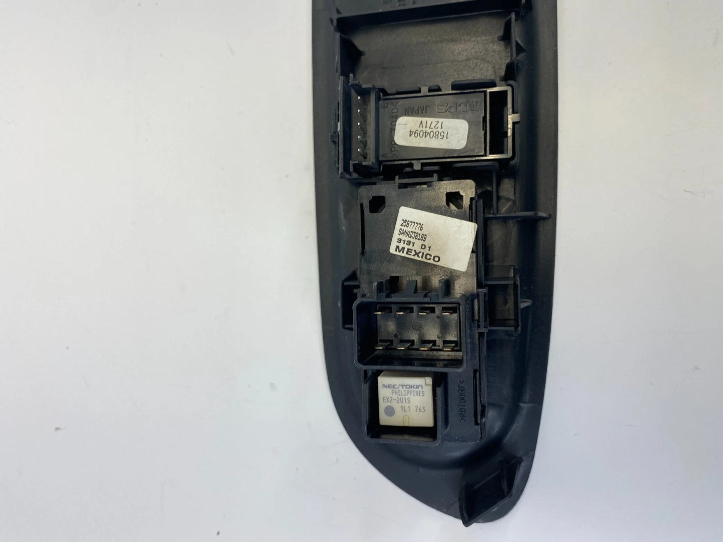 2009-2012 CHEVROLET TRAVERSE FRONT RIGHT PASSENGER WINDOW SWITCH BEZEL TRIM OEM
