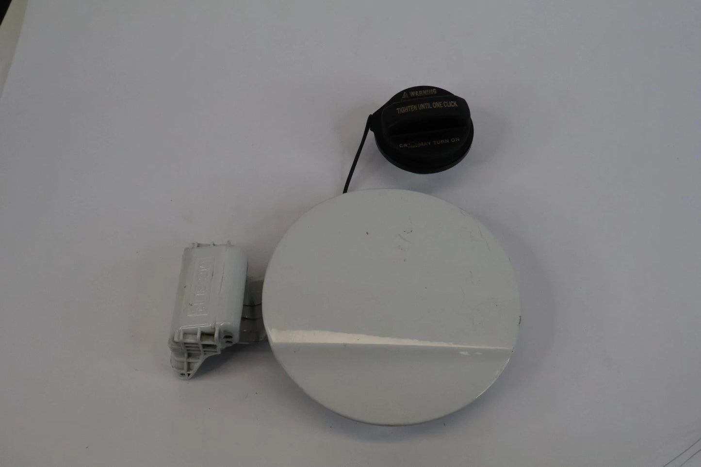 2006-2011 HYUNDAI ACCENT HATCHBACK FUEL FILLER GAS DOOR COVER LID W/ CAP OEM