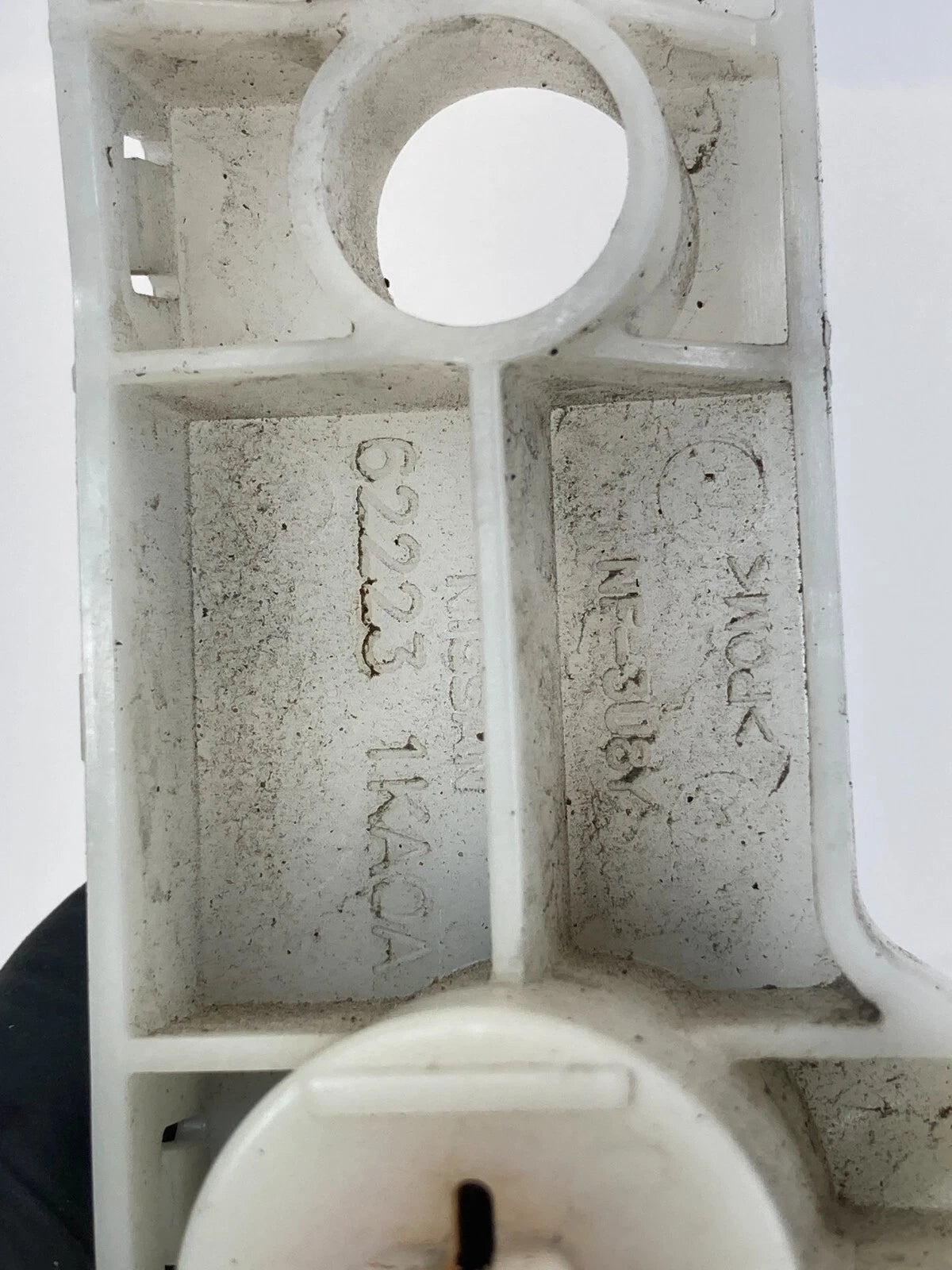 2011-2014 NISSAN JUKE SUV FRONT LEFT BUMPER BRACKET SIDE RETAINER 62223-1KA0A