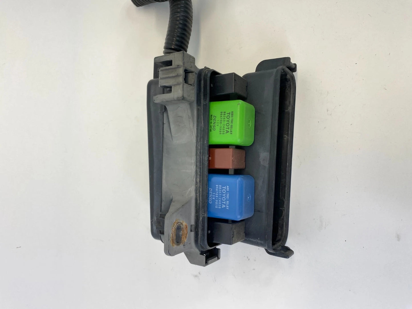 2002 2003 2004 TOYOTA AVALON ENGINE SMALL FUSE BOX RELAY COMPARTMENT