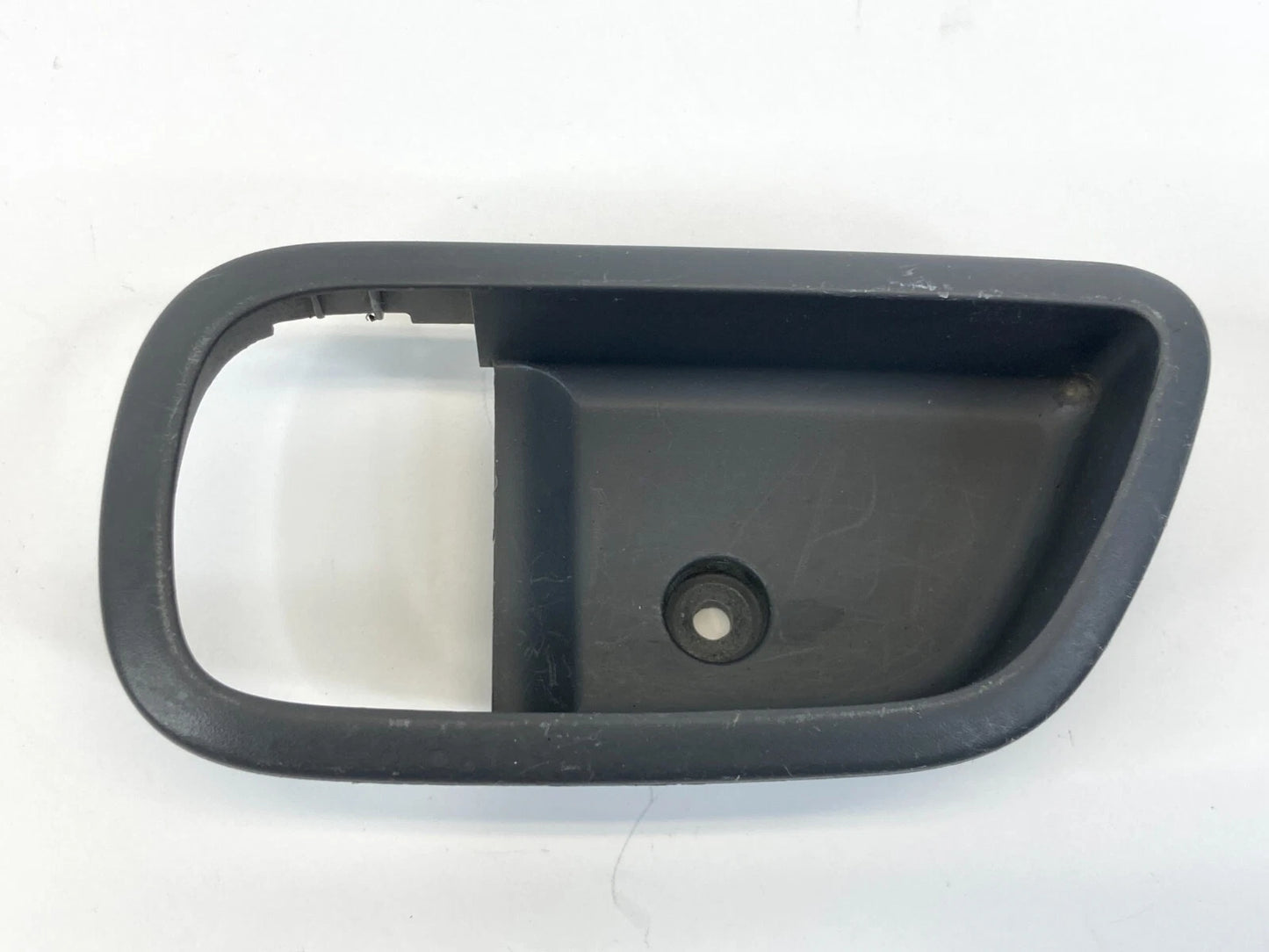 09-11 KIA RIO REAR RIGHT SIDE INTERIOR DOOR HANDLE BEZEL TRIM 82621-1G010 OEM