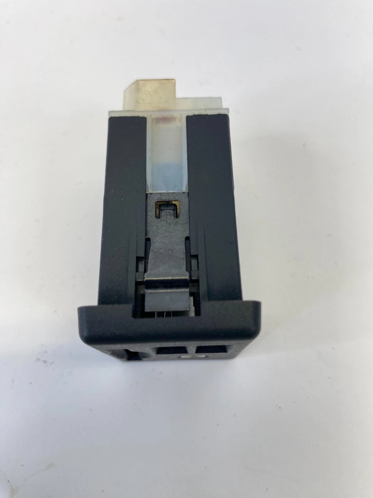 13-16 CADILLAC ATS CTS CENTER CONSOLE DUAL USB AUX SD CARD PORT ASSY 1358121 OEM