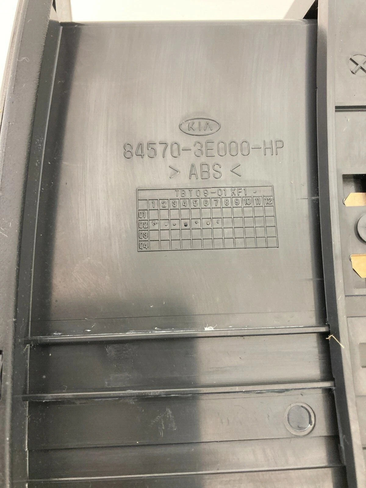 03-06 KIA SORENTO CENTER DASH STORAGE TRAY CUBBY COMPARTMENT TRIM 84570-3E000