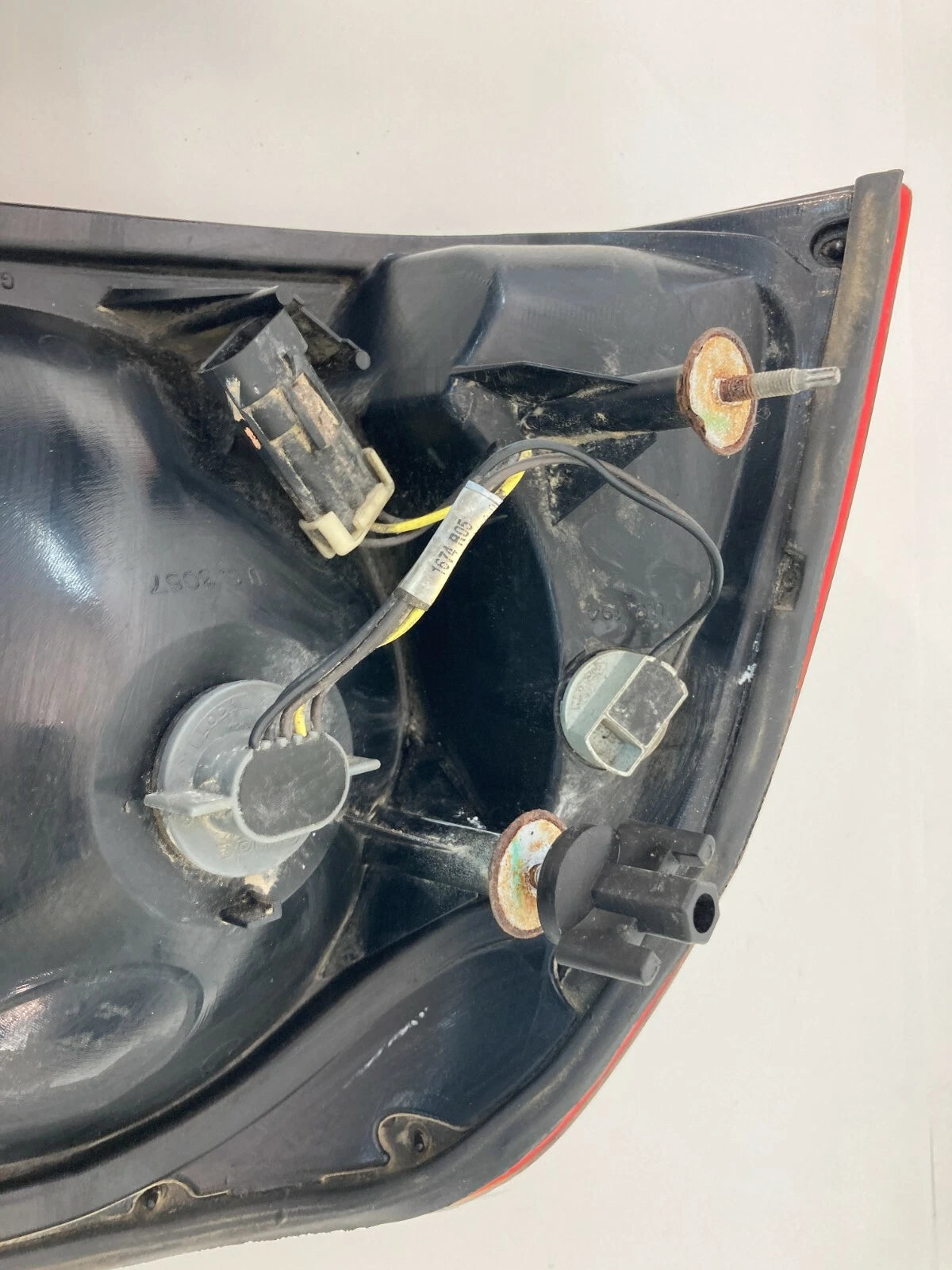 2000-2004 CHEVROLET IMPALA REAR RIGHT PASSENGER OUTER TAIL LIGHT 16525262 OEM