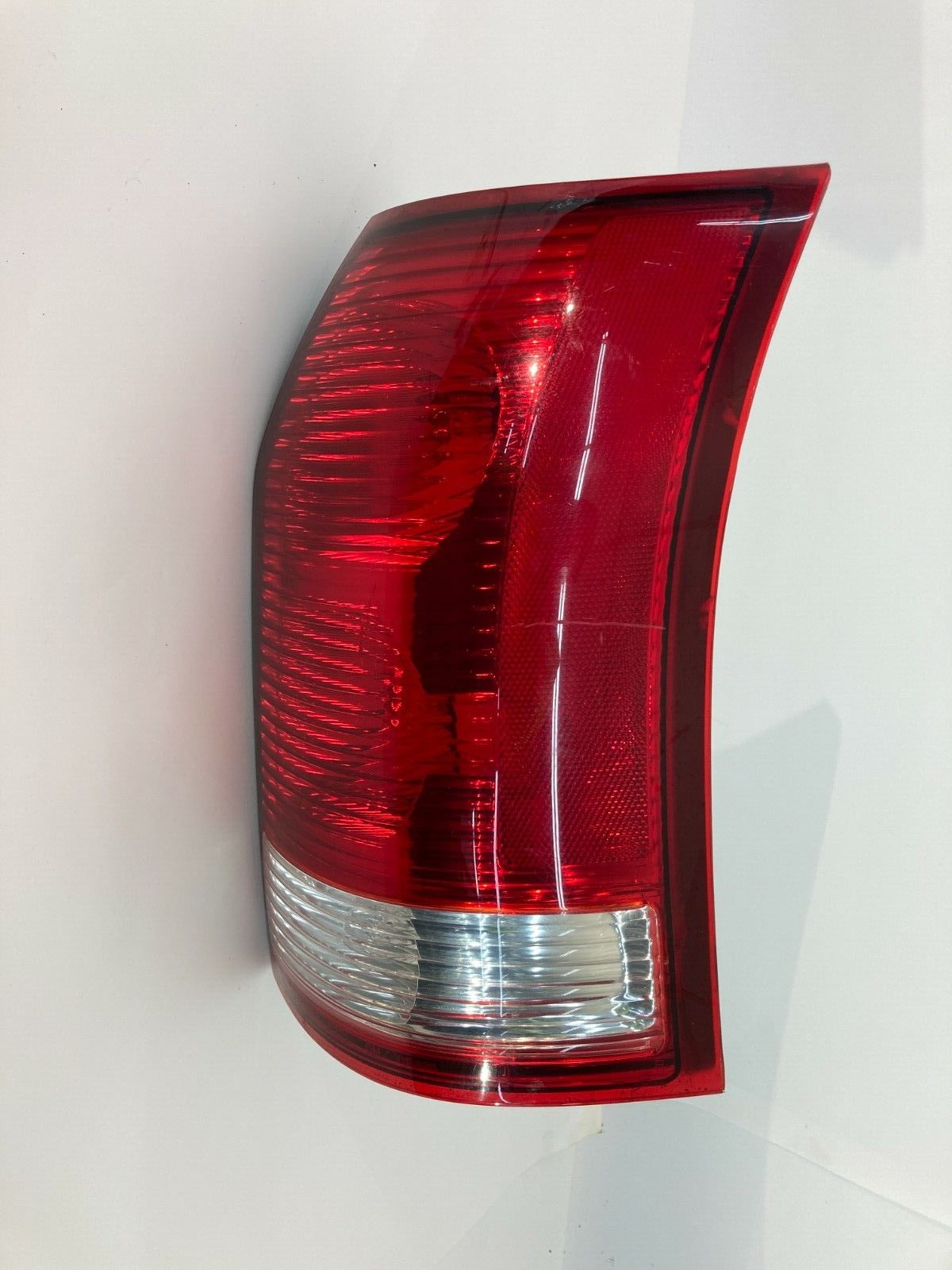 2002-2007 Saturn Vue Rear Right Passenger Tail Light Taillight Taillamp 15851056