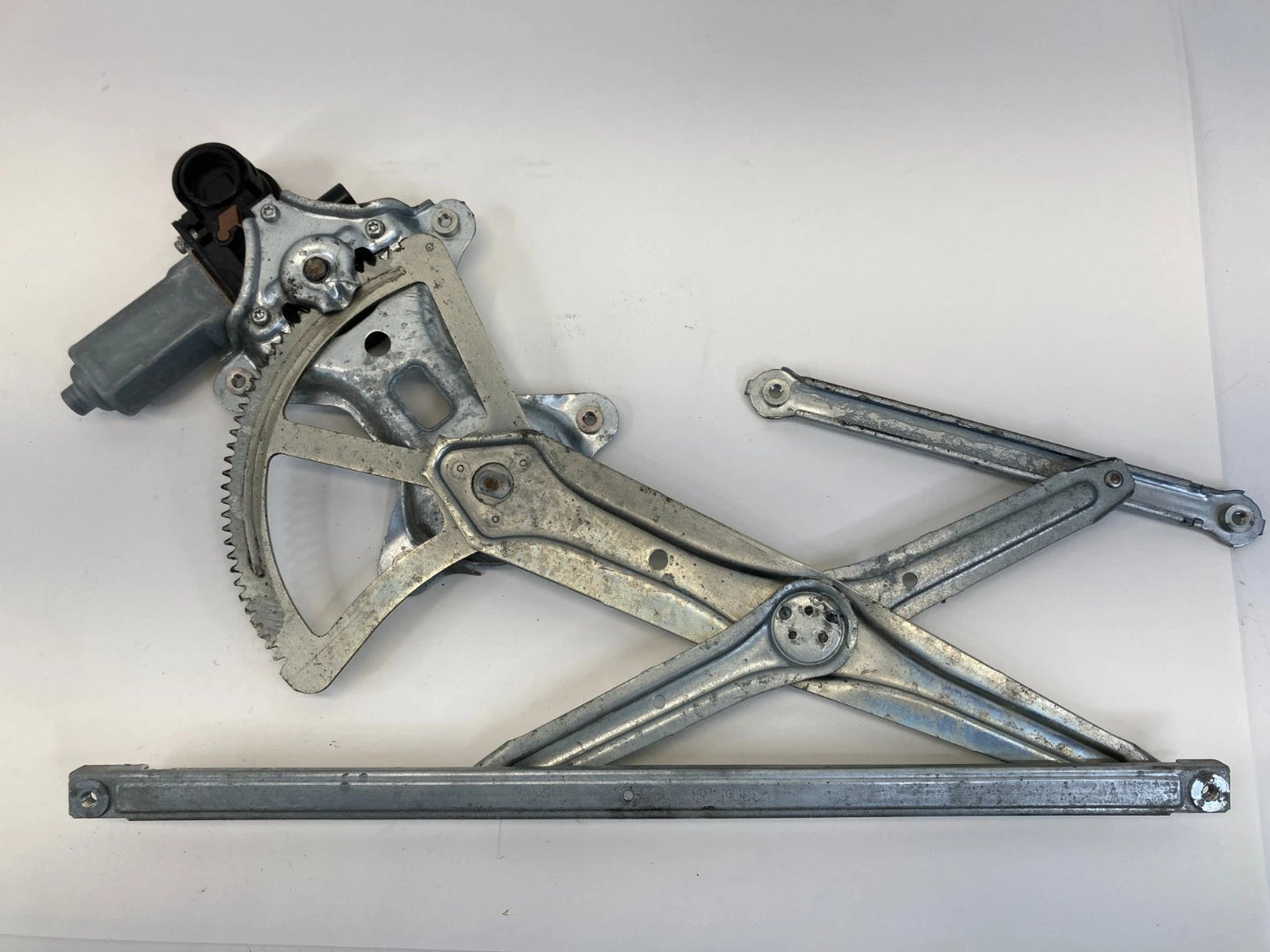 03-08 TOYOTA COROLLA FRONT RIGHT DOOR WINDOW REGULATOR W/ MOTOR 85710-AA050