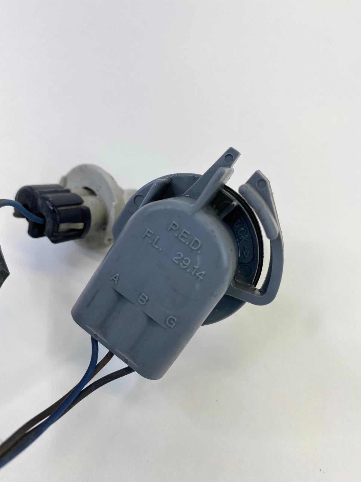 2002-2009 GMC ENVOY FRONT HEADLIGHT BULBS SOCKET WIRE HARNESS CONNECTOR PLUG