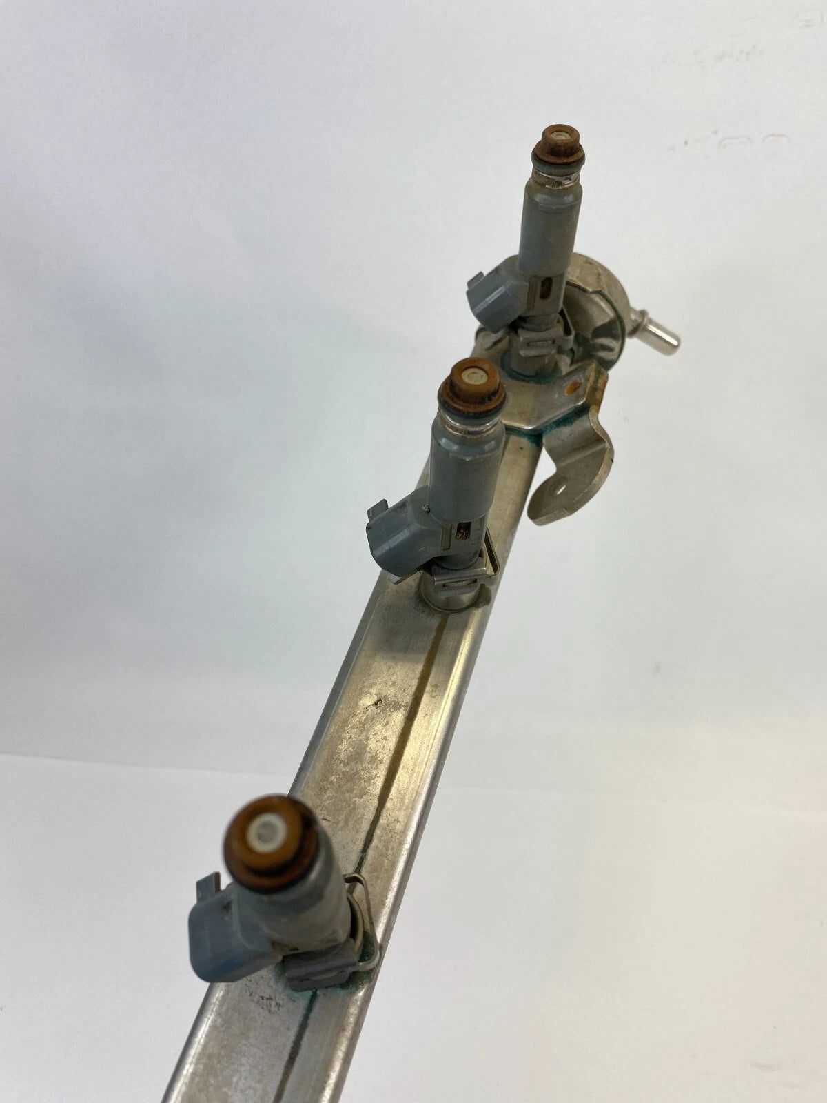 06-11 CHEVY HHR 2.2L 06-12 MALIBU 2.4L FUEL INJECTION RAIL W INJECTORS 12605249