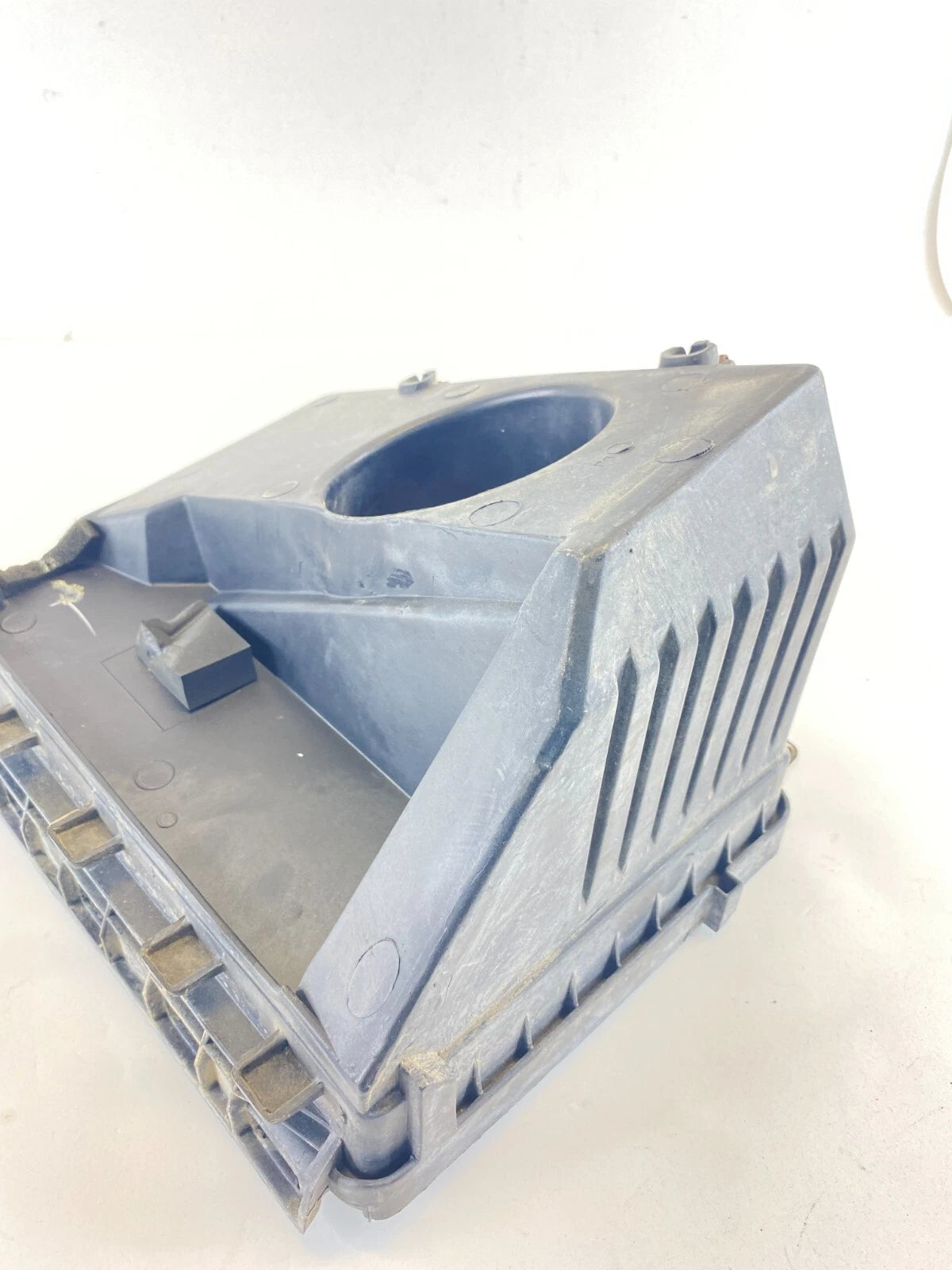 2000-2005 CHEVROLET IMPALA BASE SEDAN AIR INTAKE CLEANER BOX HOUSING 382677 OEM