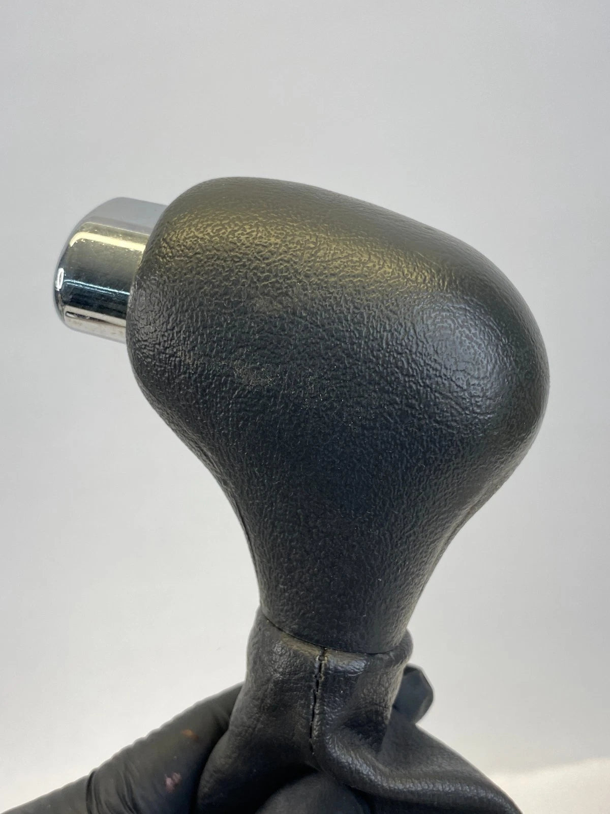 2002-2009 CHEVROLET TRAILBLAZER SHIFTER HANDLE KNOB AND BOOT OEM