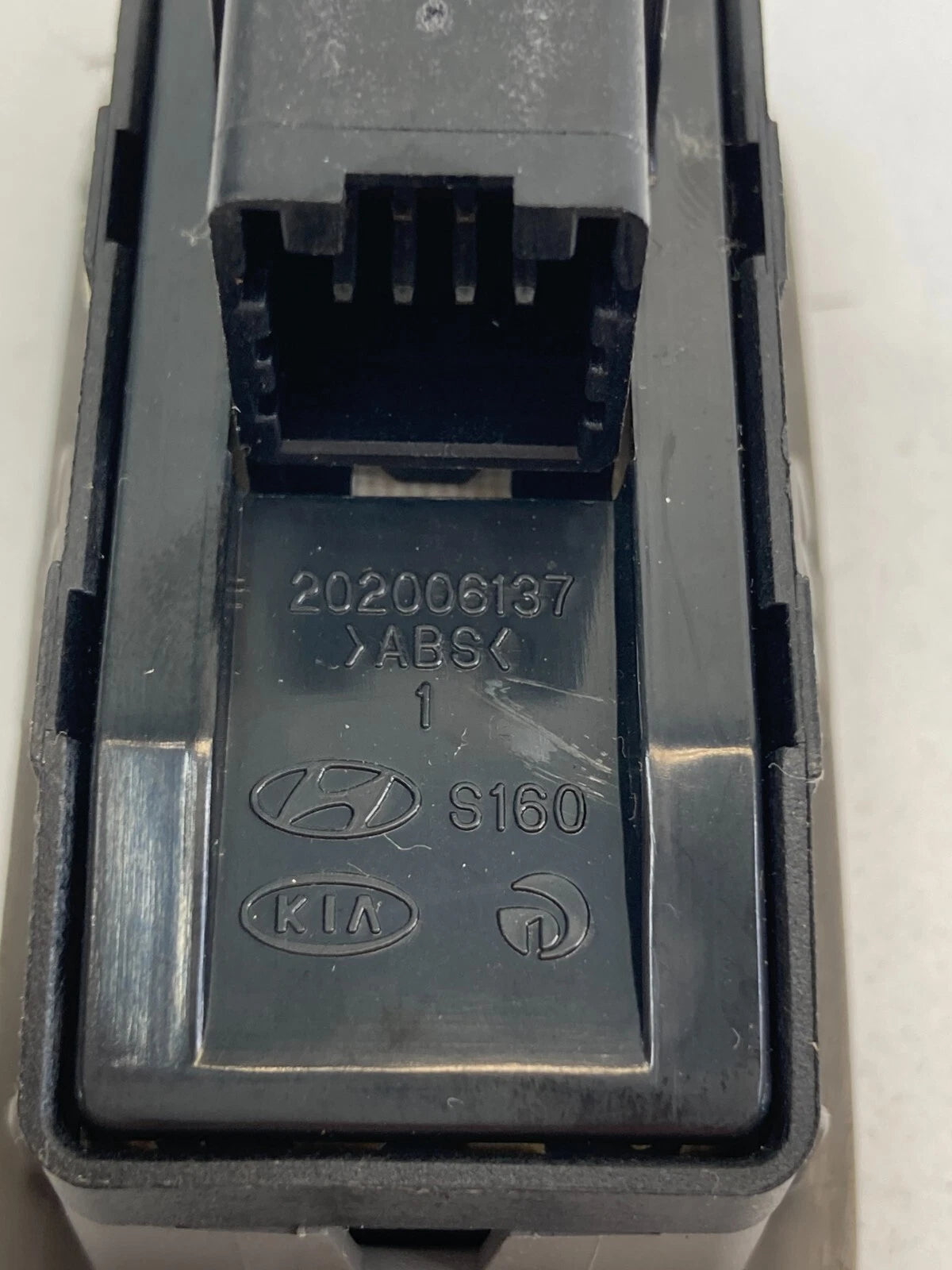 2006-2012 KIA SEDONA REAR RIGHT SIDE DOOR POWER WINDOW SWITCH ASSEMBY RR RH OEM