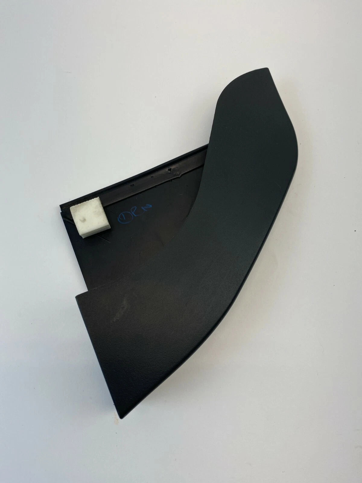 08-16 TOWN & COUNTRY REAR LEFT SLIDING INNER DOOR CORNER COVER 0ZX01TRMAB OEM