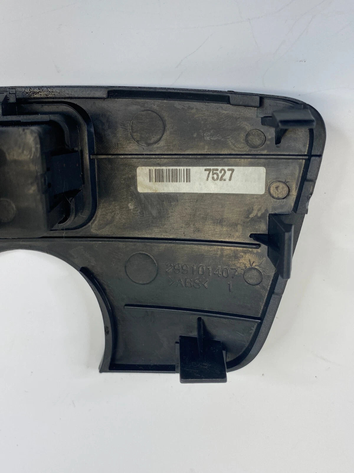2013-2015 CHEVROLET SPARK CENTER LOWER DASH RADIO IMPUT SOCKET PORT 299101407
