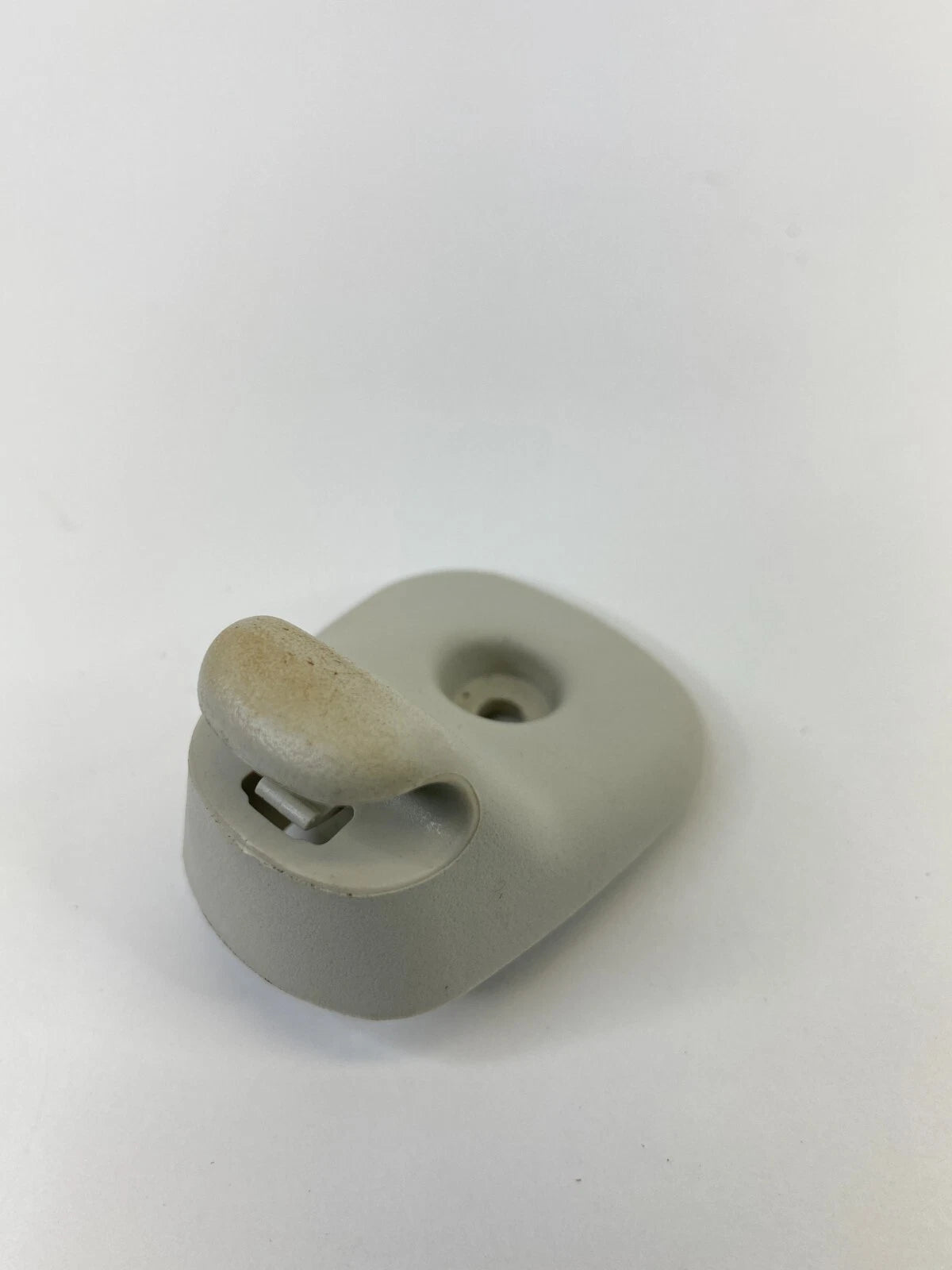 09 10 DODGE JOURNEY RIGHT PASSENGER SIDE SUN VISOR SUNVISOR RETAINER CLIP OEM