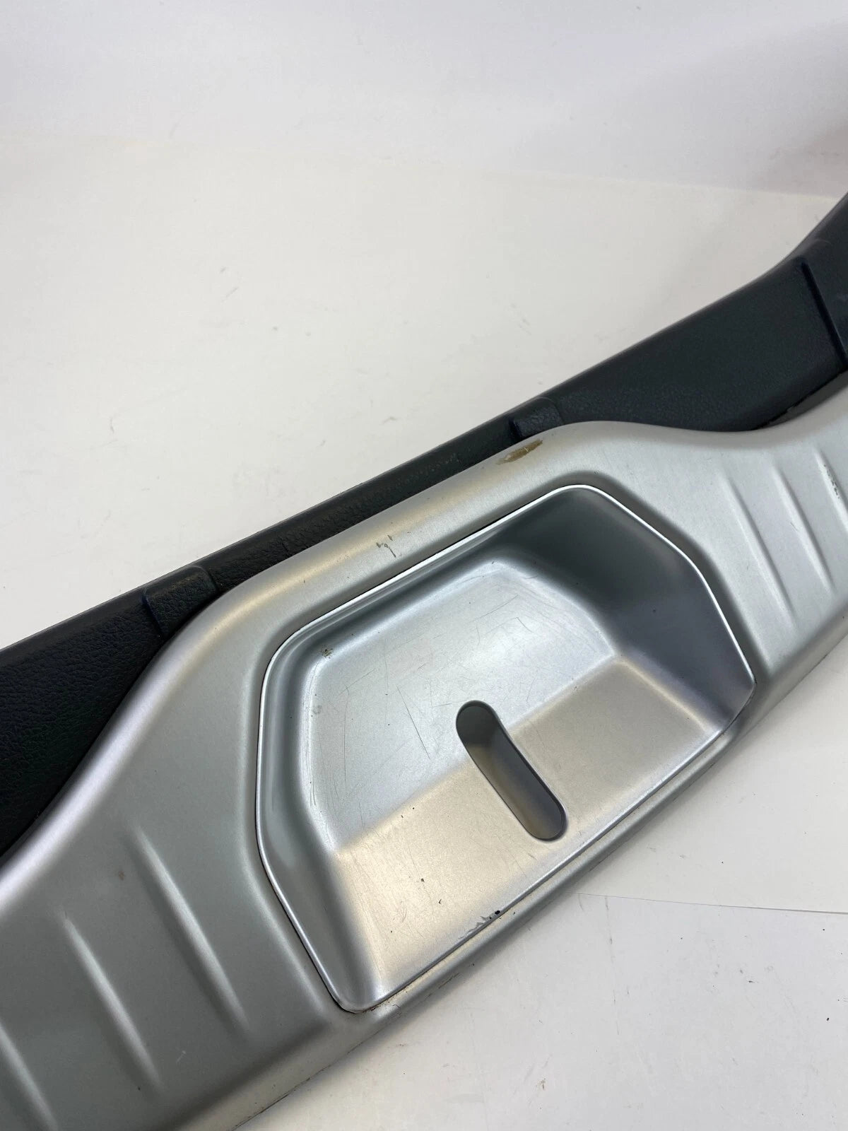 2004-2008 INFINITI FX35 TRUNK LIFTGATE LUGGAGE LOWER SCUFF PLATE 84992CG700 OEM