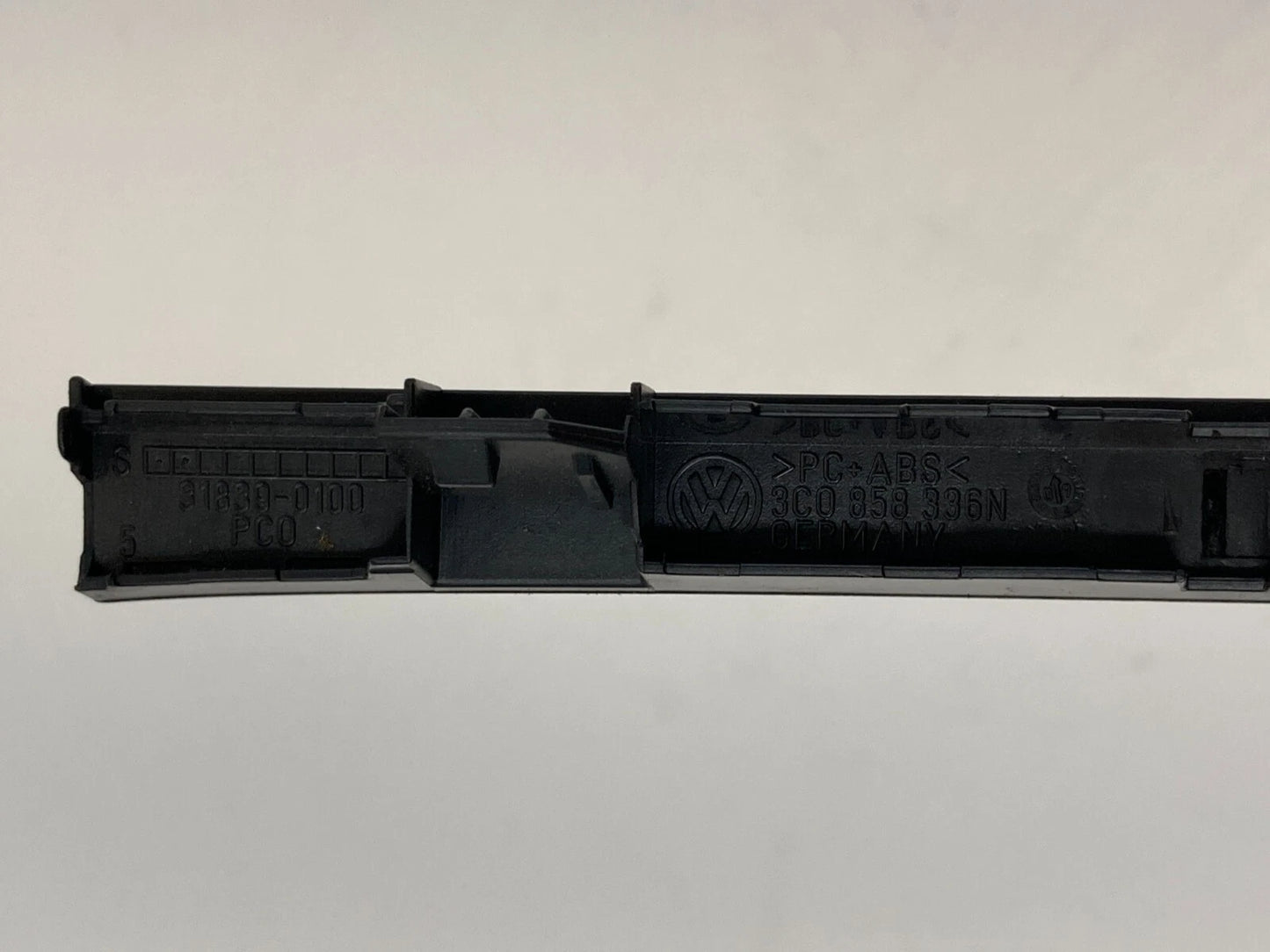 2009-2012 VOLKSWAGEN CC FRONT CENTER DASH PANEL BAR TRIM BEZEL 3C0-858-336N OEM