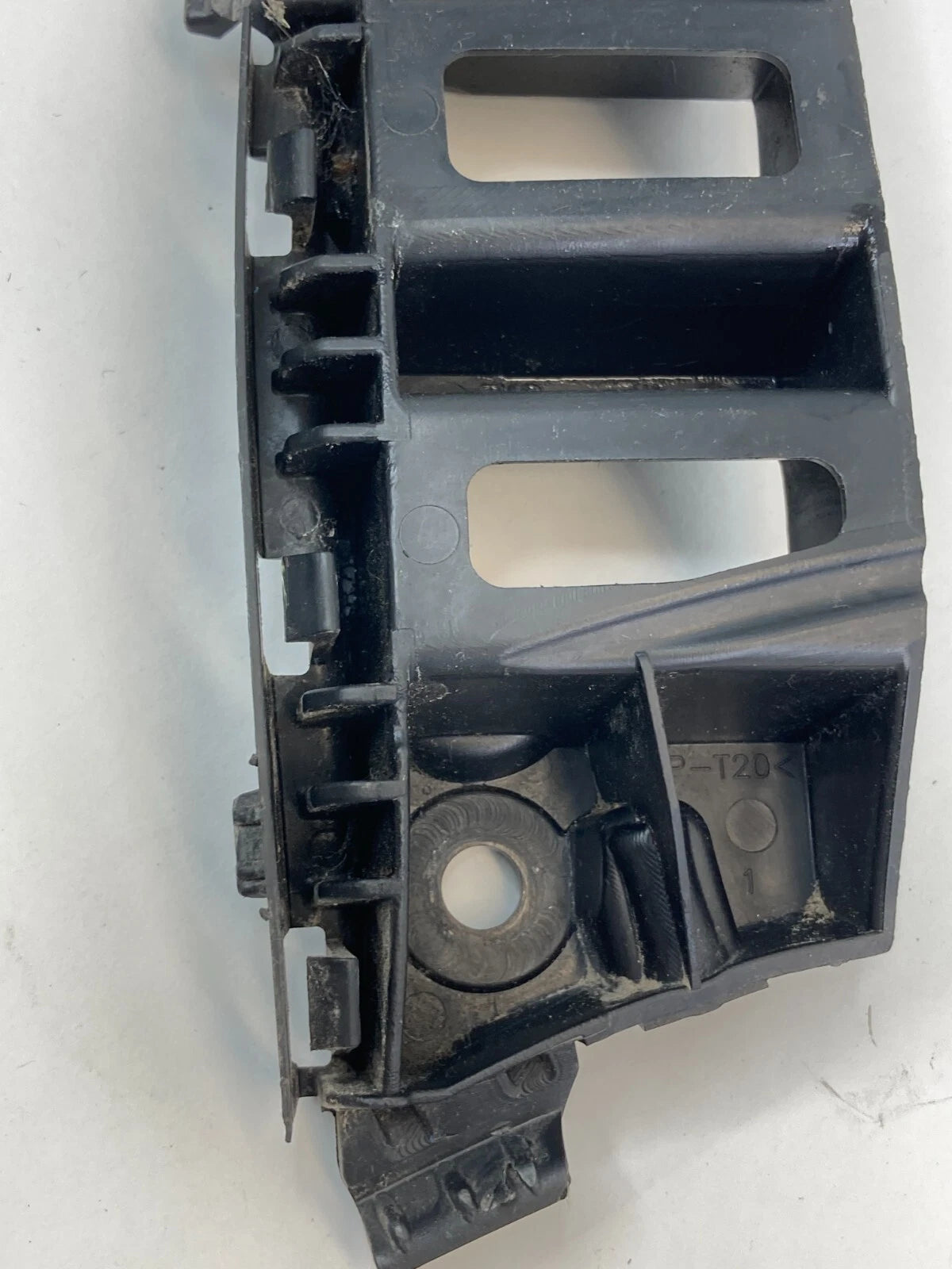 2009-2011 VW TIGUAN FRONT BUMPER RIGHT RETAINER MOUNTING BRACKET GUIDE 5N0807184