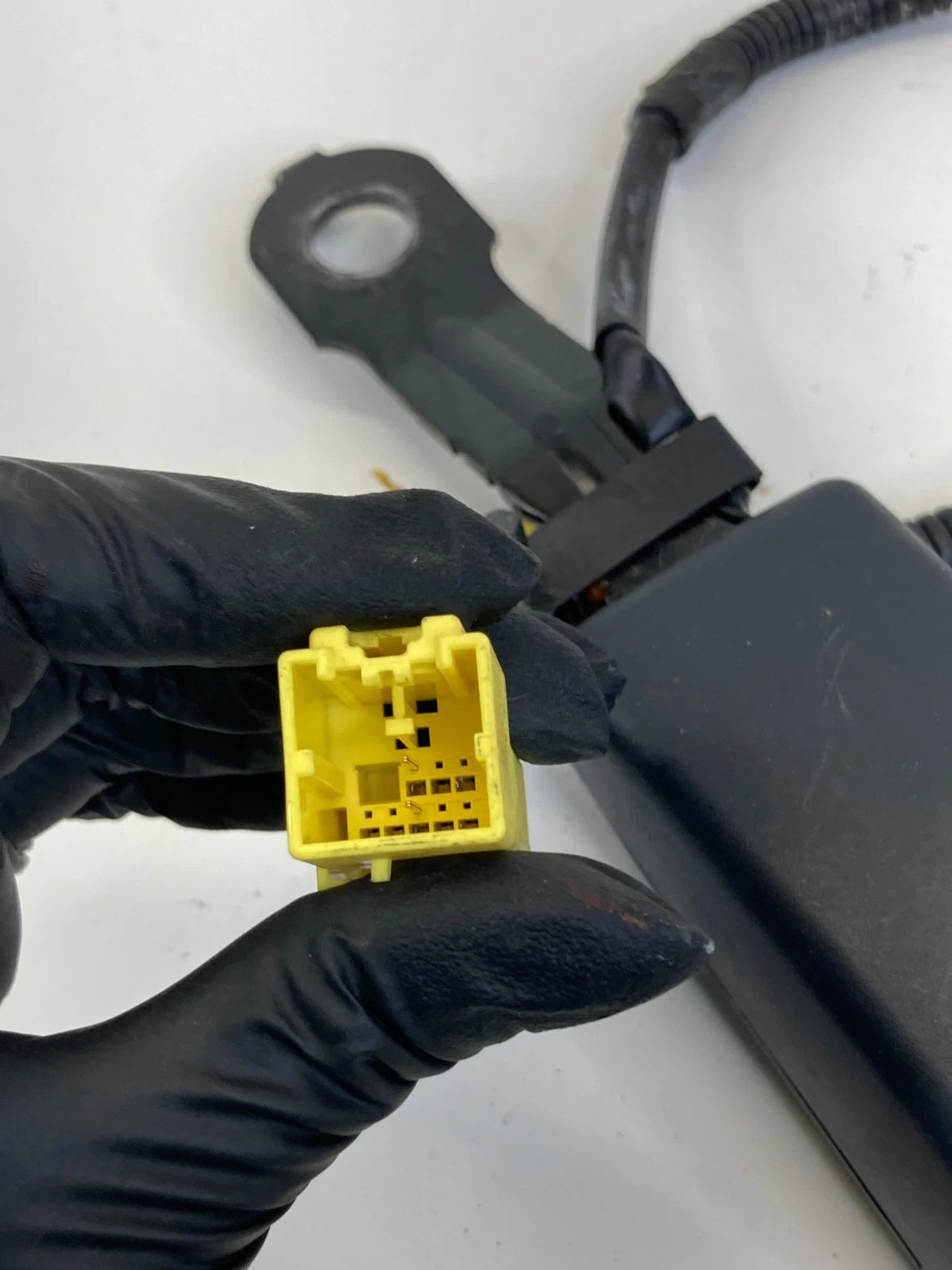 2012-2017 Kia Rio Front Right Passenger Seat Belt Buckle 888401W510HU OEM