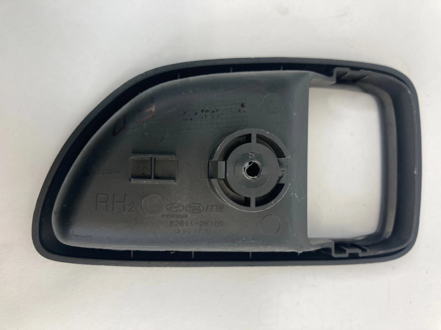 10-13 KIA SOUL FRONT RIGHT SIDE INNER DOOR HANDLE COVER BEZEL TRIM 82611-2K100