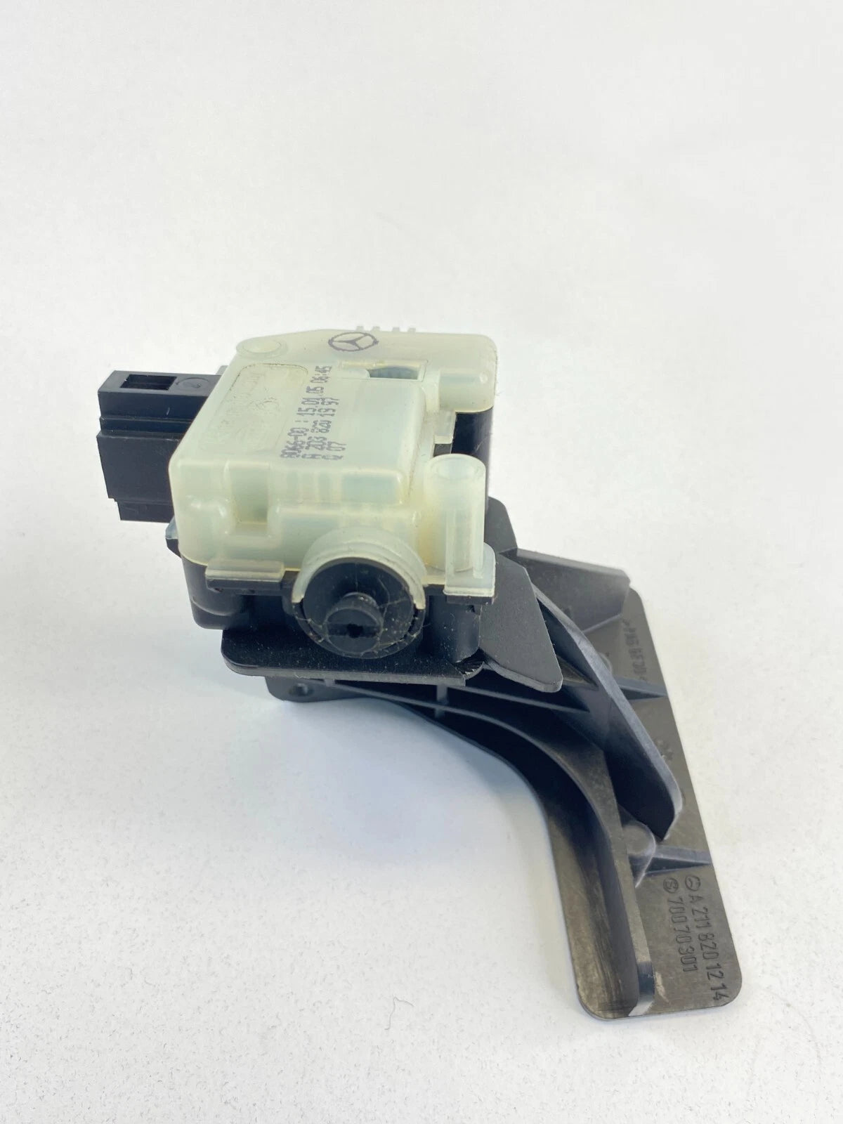 2004-2006 MERCEDES-BENZ E500 04 05 E320 FUEL FILLER DOOR LOCK ACTUATOR BRACKET