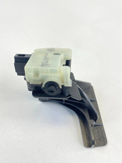 2004-2006 MERCEDES-BENZ E500 04 05 E320 FUEL FILLER DOOR LOCK ACTUATOR BRACKET