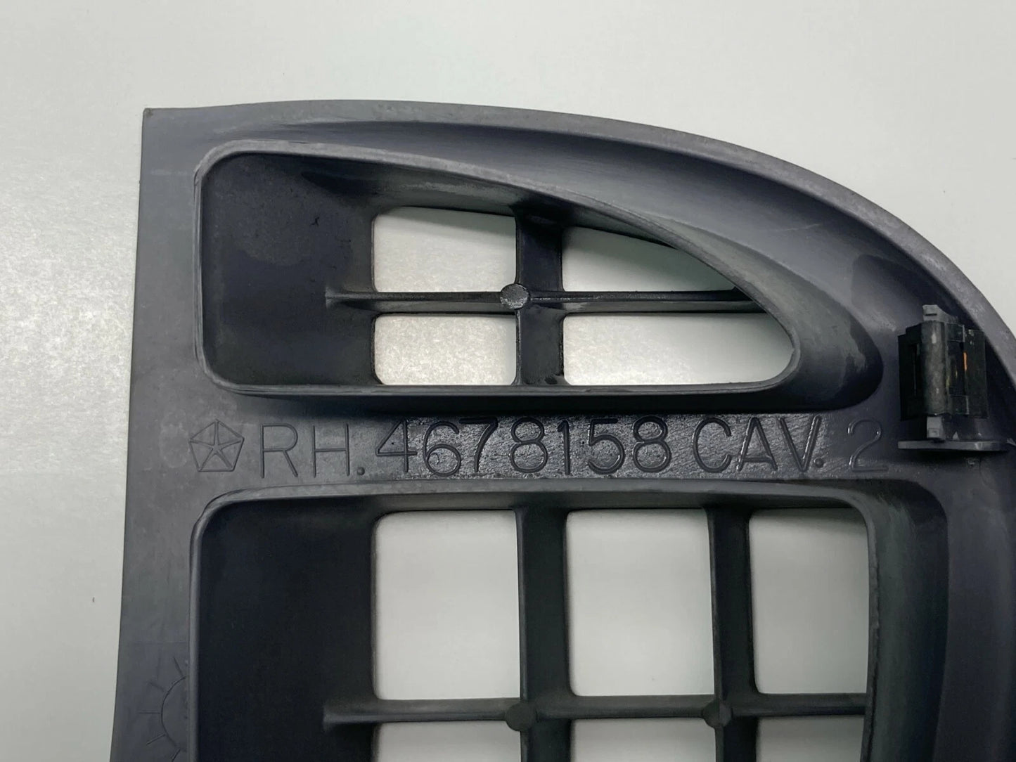 1996-2000 PLYMOUTH CHRYSLER GRAND VOYAGER CARAVAN DASH RIGHT RH END VENT COVER