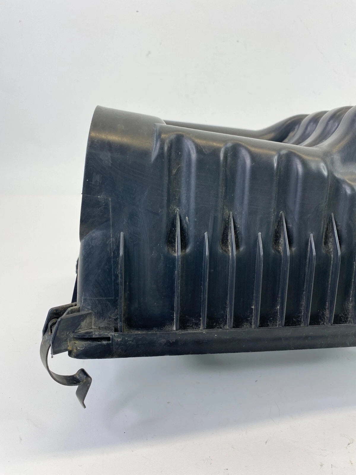 2007-2009 HYUNDAI SANTA FE 3.3L AIR INTAKE CLEANER BOX LOWER COVER 28112-2B000