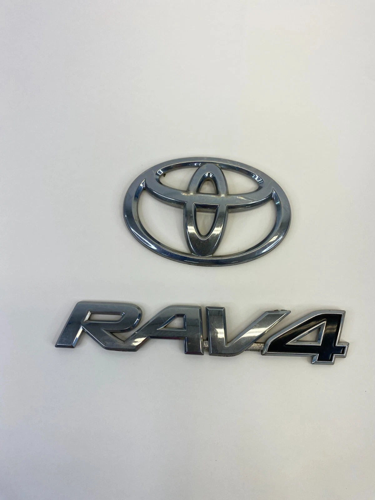 2006-2012 TOYOTA RAV4 REAR BACK TAILIGATE TAIL GATE EMBLEM NAMEPLATE LOGO OEM