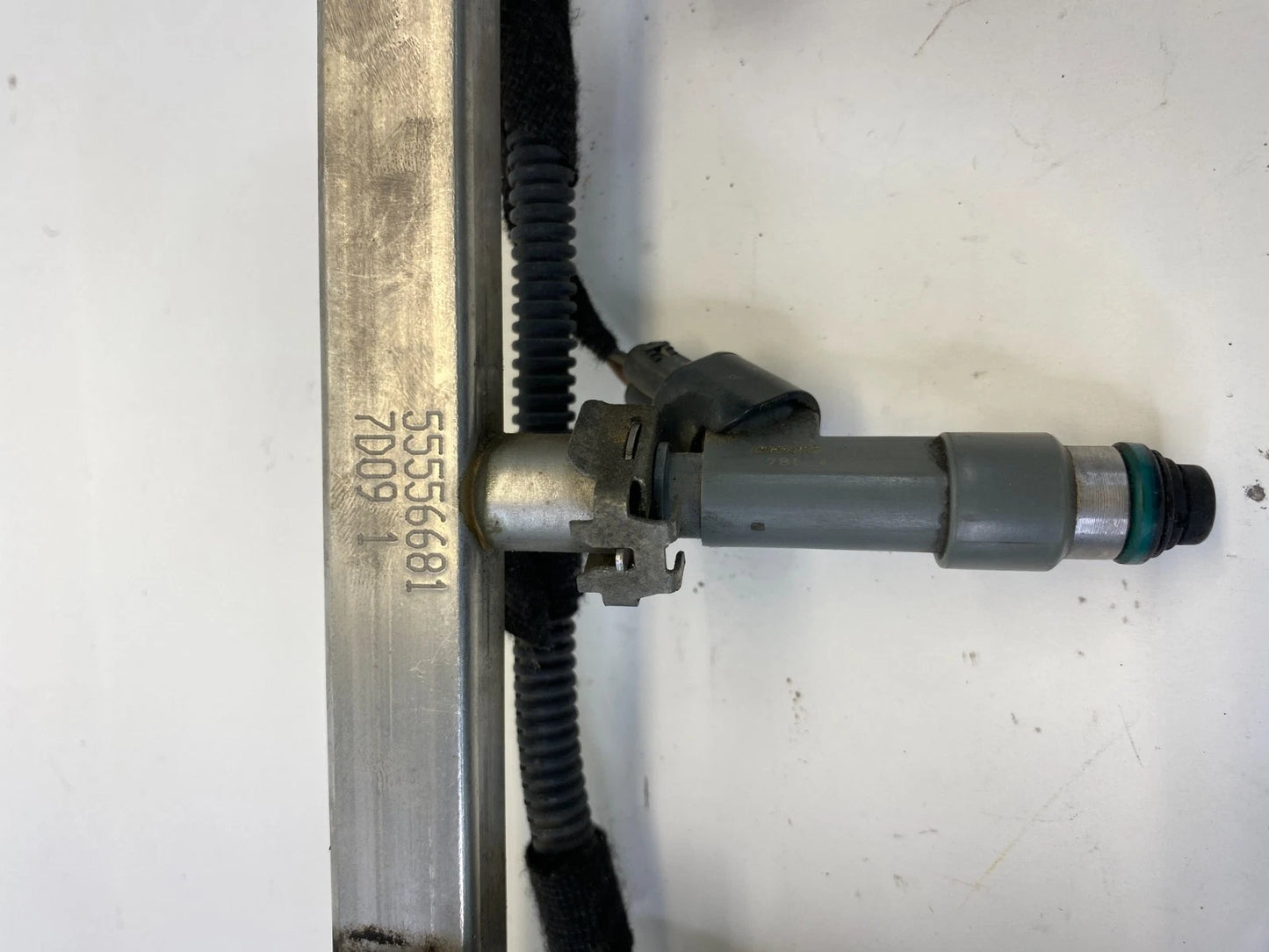 07 08 09 10 11 SAAB 9-3 93 ENGINE FUEL INJECTOR INJECTION RAIL 55556681 OEM