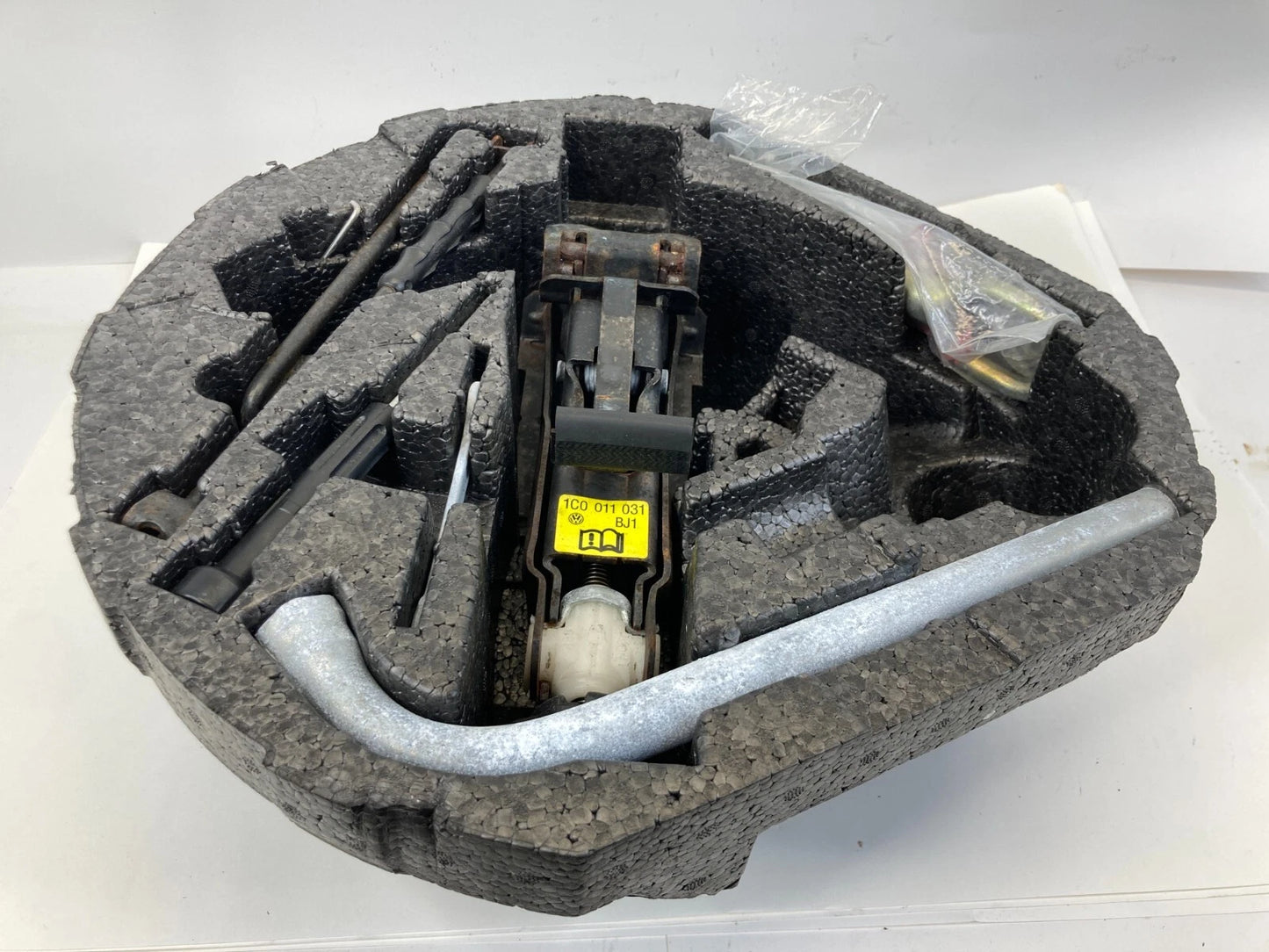 1998-2001 VOLKSWAGEN BEETLE SPARE TIRE JACK TOOL KIT ASSEMBLY 1C0-011-031 OEM